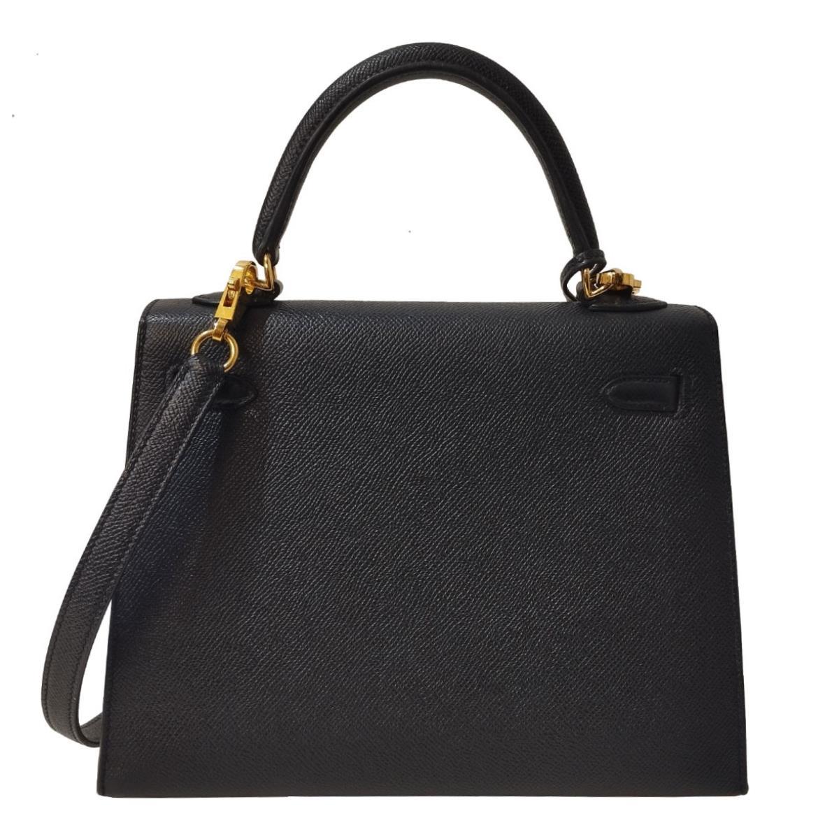 L'étonnante et emblématique Kelly 25
Cuir d'Epsom
Couleur noire
Quincaillerie en or
Année 2017, achetée  chez Hermès Saint Tropez
Une série
Quincaillerie en or
Poignée unique
Avec sangle en cuir
Clés et casier
2 poches intérieures (dont une avec