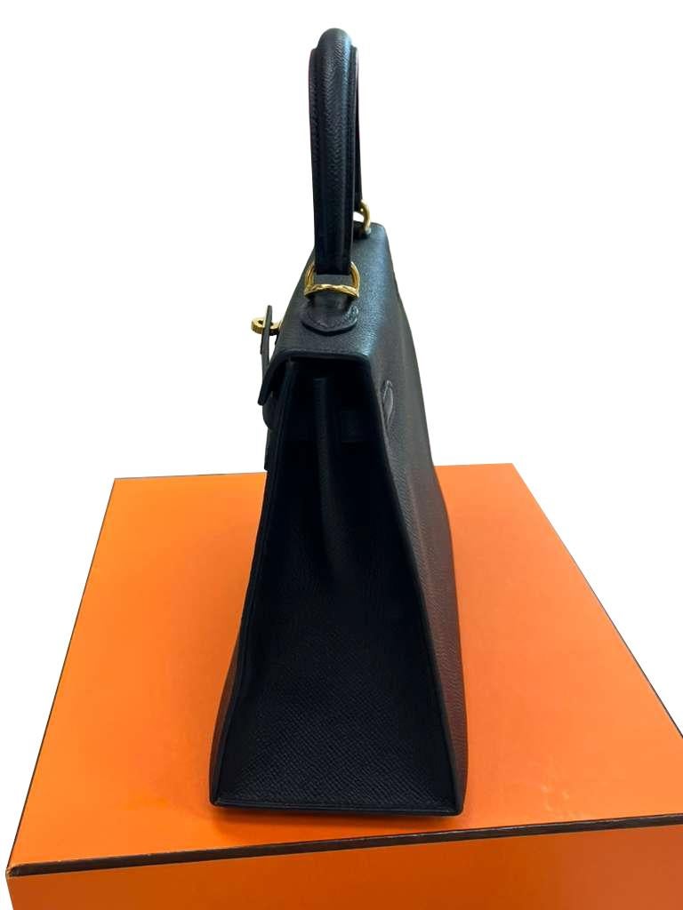 Hermes Kelly 25 Noir Cuir Epsom Quincaillerie Or Sac à Main Crossbody en vente 8