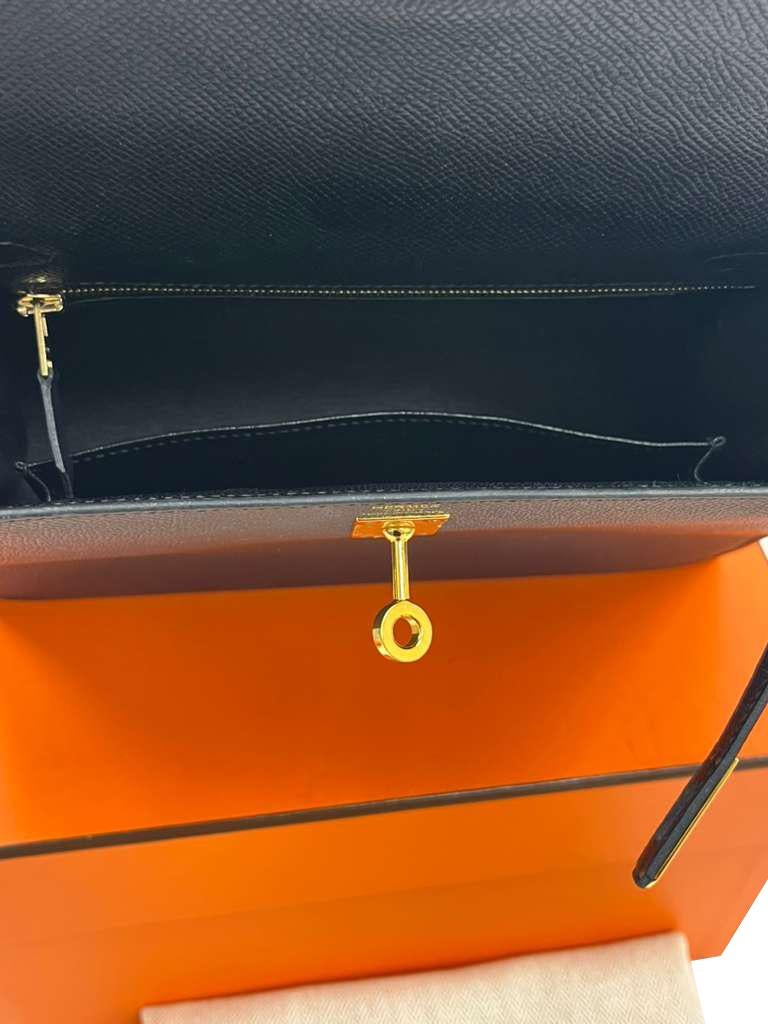 Hermes Kelly 25 Noir Cuir Epsom Quincaillerie Or Sac à Main Crossbody en vente 15