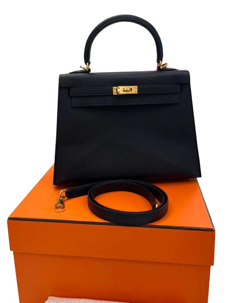 Hermes Kelly 25 Noir Cuir Epsom Quincaillerie Or Sac à Main Crossbody Excellent état - En vente à Aventura, FL