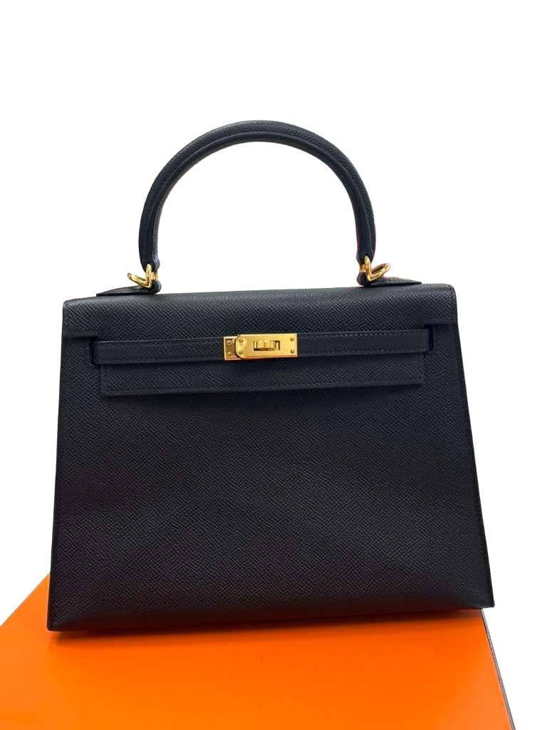 Hermes Kelly 25 Noir Cuir Epsom Quincaillerie Or Sac à Main Crossbody Pour femmes en vente