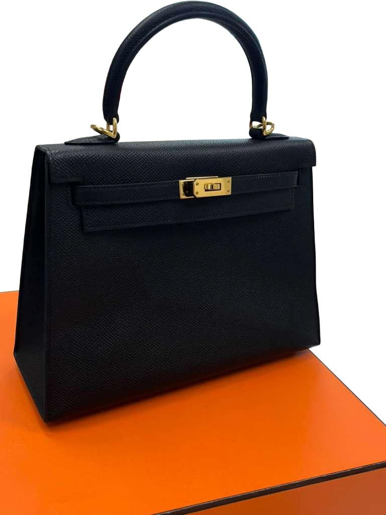 Hermes Kelly 25 Noir Cuir Epsom Quincaillerie Or Sac à Main Crossbody en vente 1