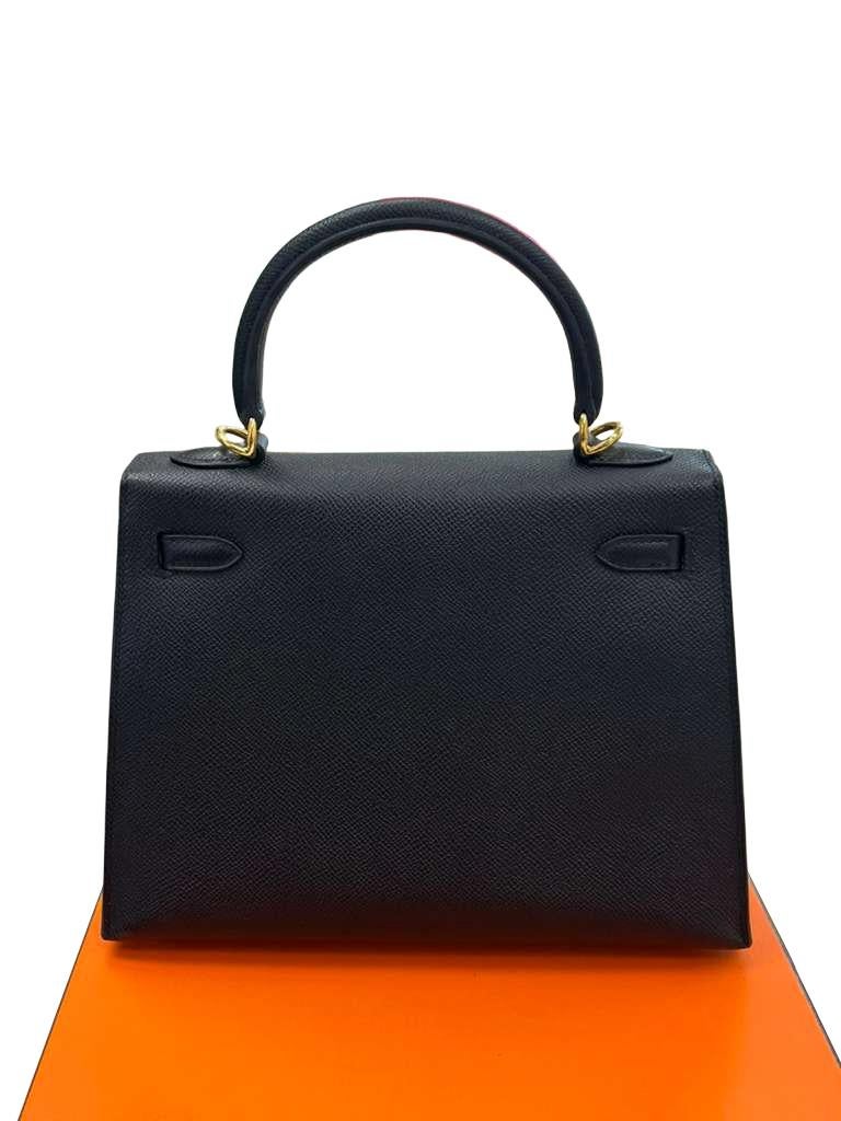 Hermes Kelly 25 Noir Cuir Epsom Quincaillerie Or Sac à Main Crossbody en vente 4