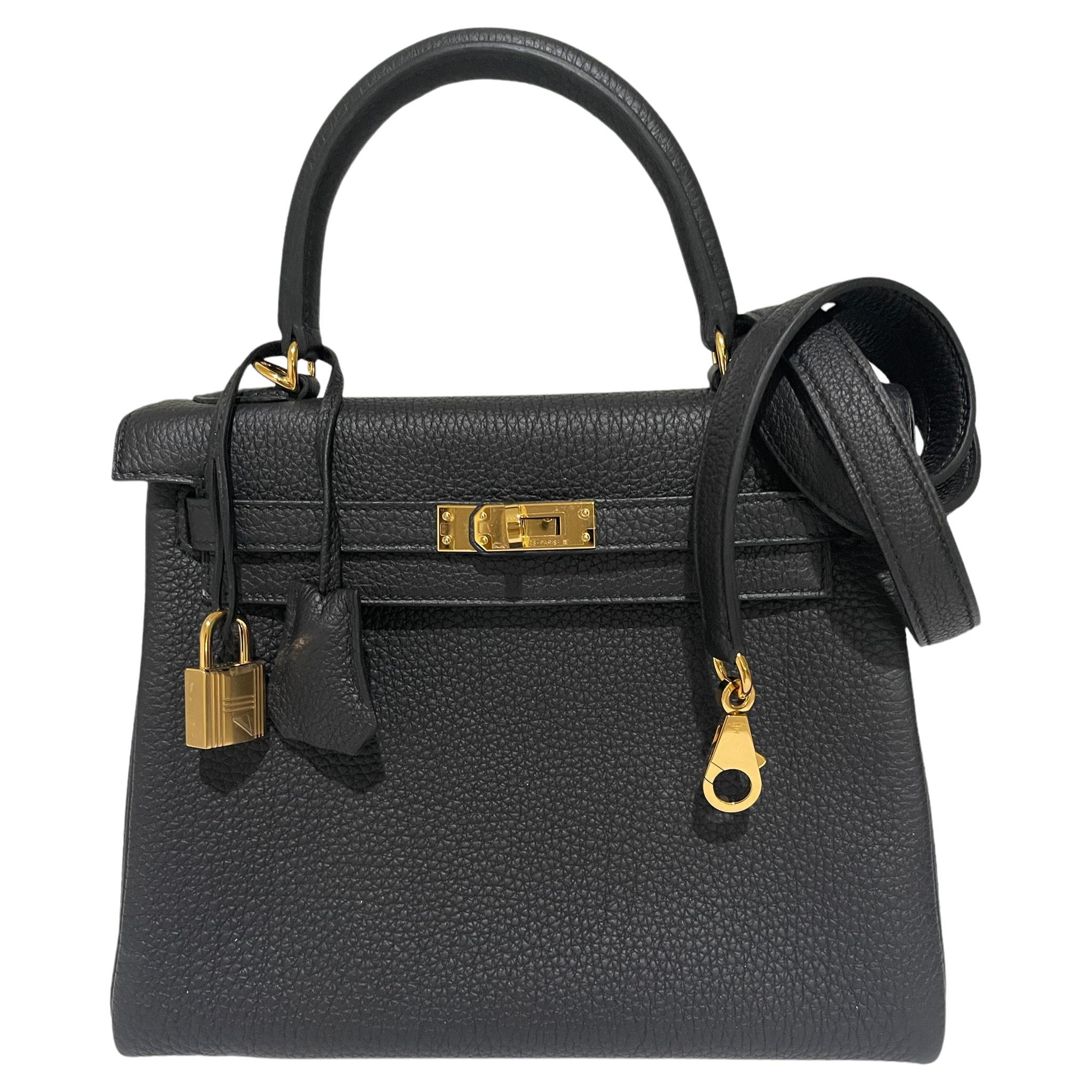 Hermes Kelly 25cm
Color Black
Togo Leather
Togo leather so durable and scratch resistant
 which is why collectors love it.
Gold Hardware

U 2022 
HERMES PARIS
Guaranteed authentic

This Retourne Kelly has tonal stitching, a front toggle closure, a