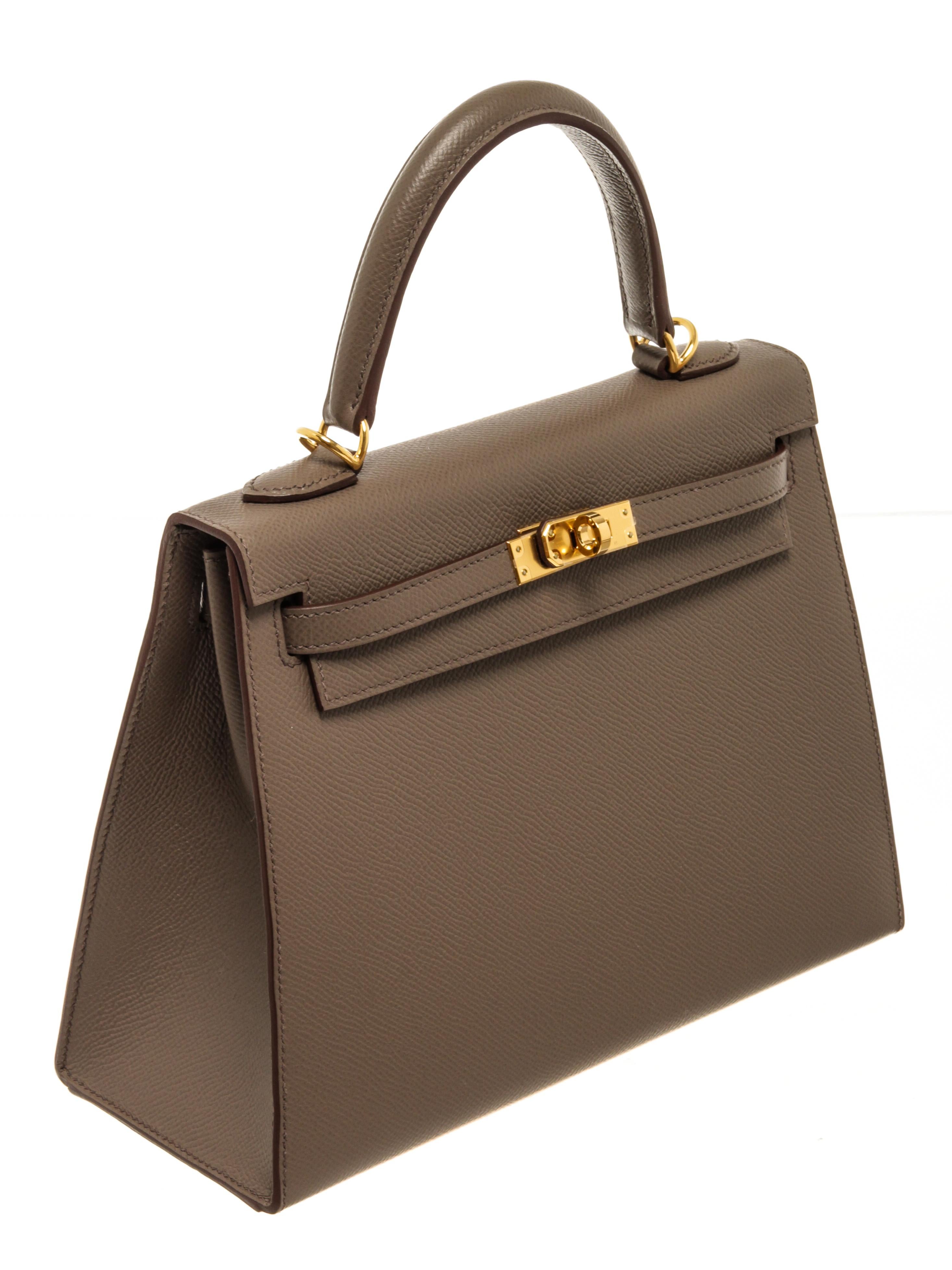 Hermes Kelly 25 cm Etain Leather GHW with turn-lock closure, top handle, leather lining, and one interior zip pocket.

83522MSC