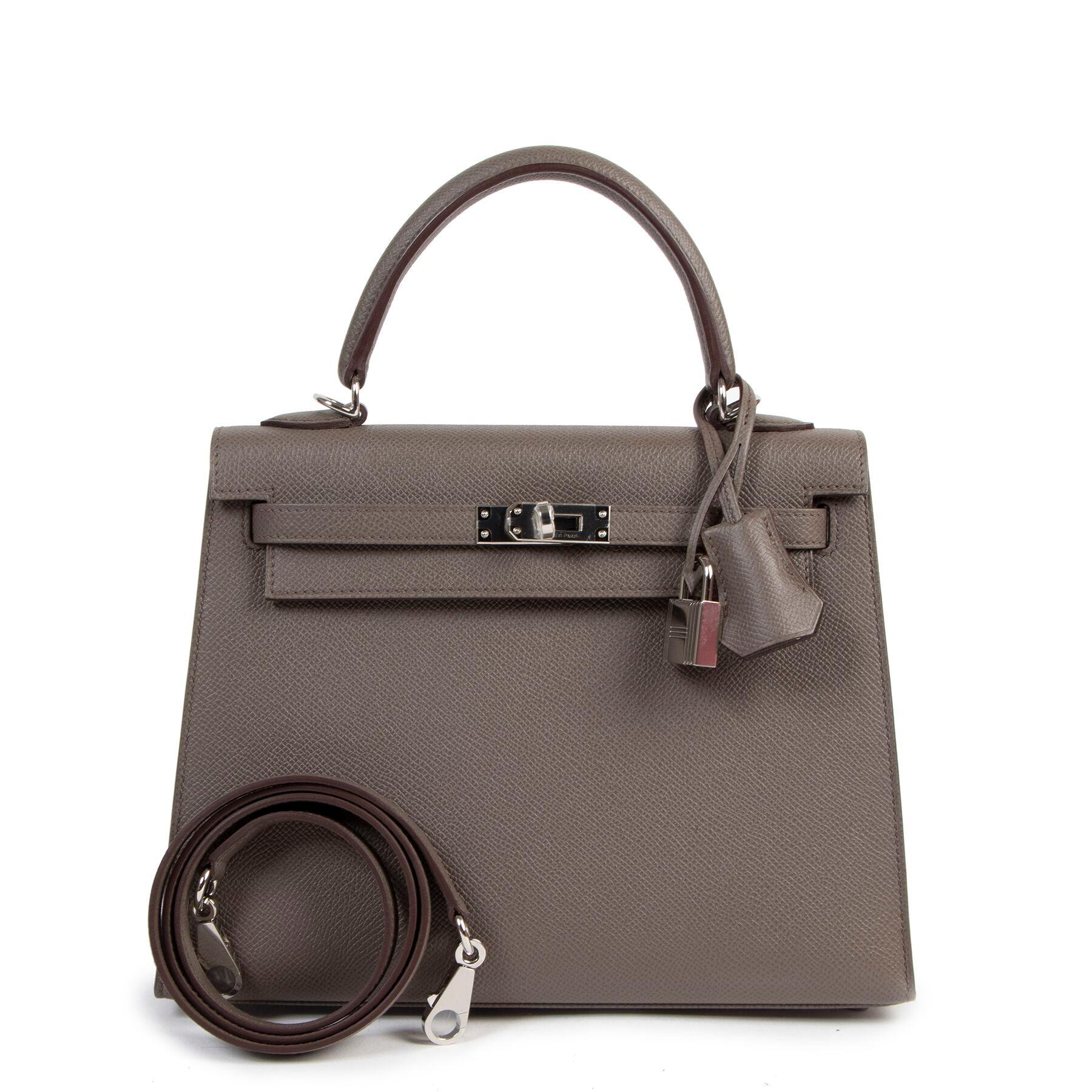 This rare Hermès Kelly 25 epsom etain with palladium hardware is the perfect mini bag.

The bag comes in full set with original store receipt.

This special Kelly has tonal stitching, a front toggle closure and a clochette with lock and two