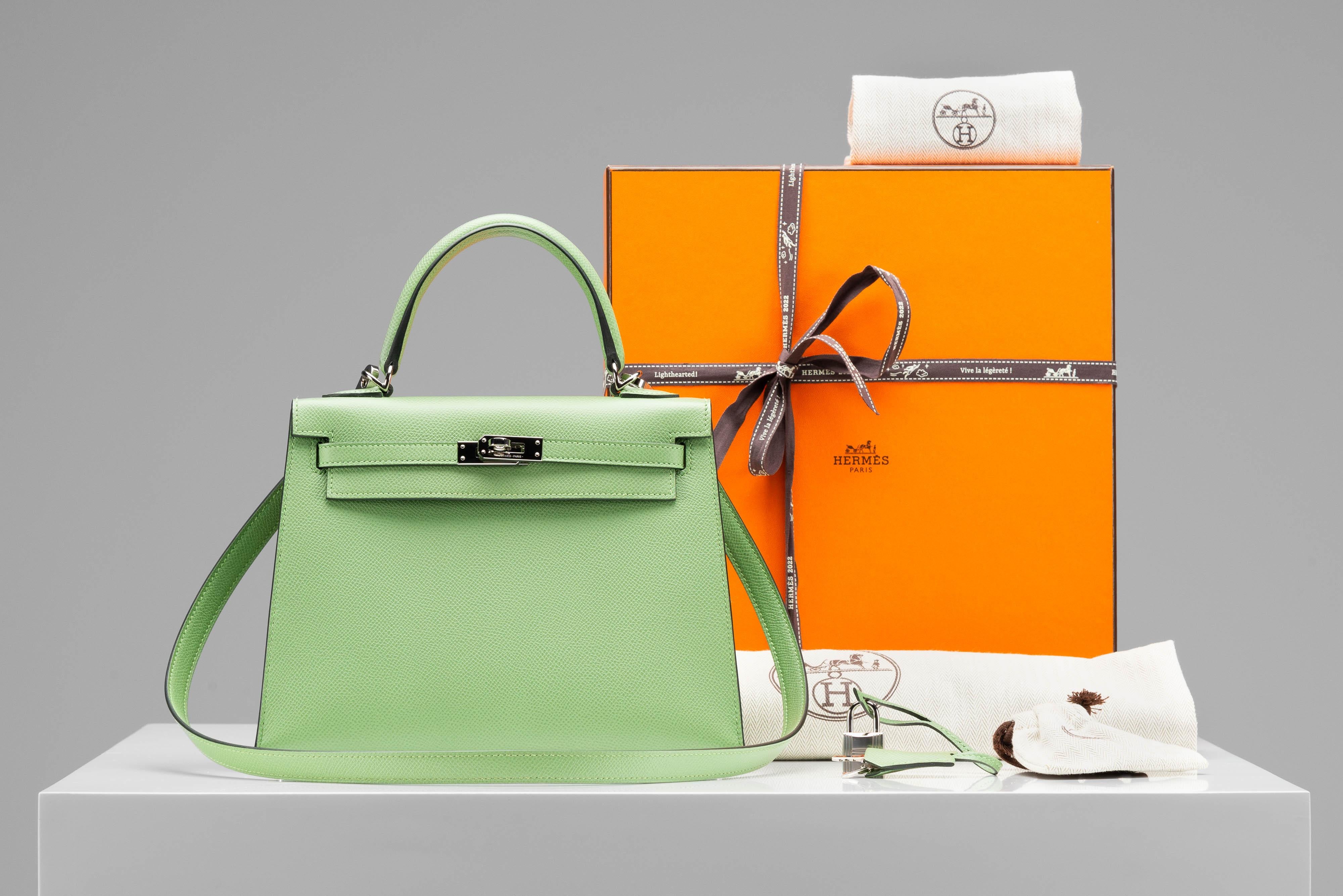 From the collection of SAVINETI we offer this Hermès Kelly 25:
- Brand: Hermès
- Model: Kelly 25 Epsom Sellier
- Color: Vert Criquet
- Year: 2022
- Condition: As New Condition (plastic foil still on)
- Extras: Full-Set

The Hermès Kelly 25 in the