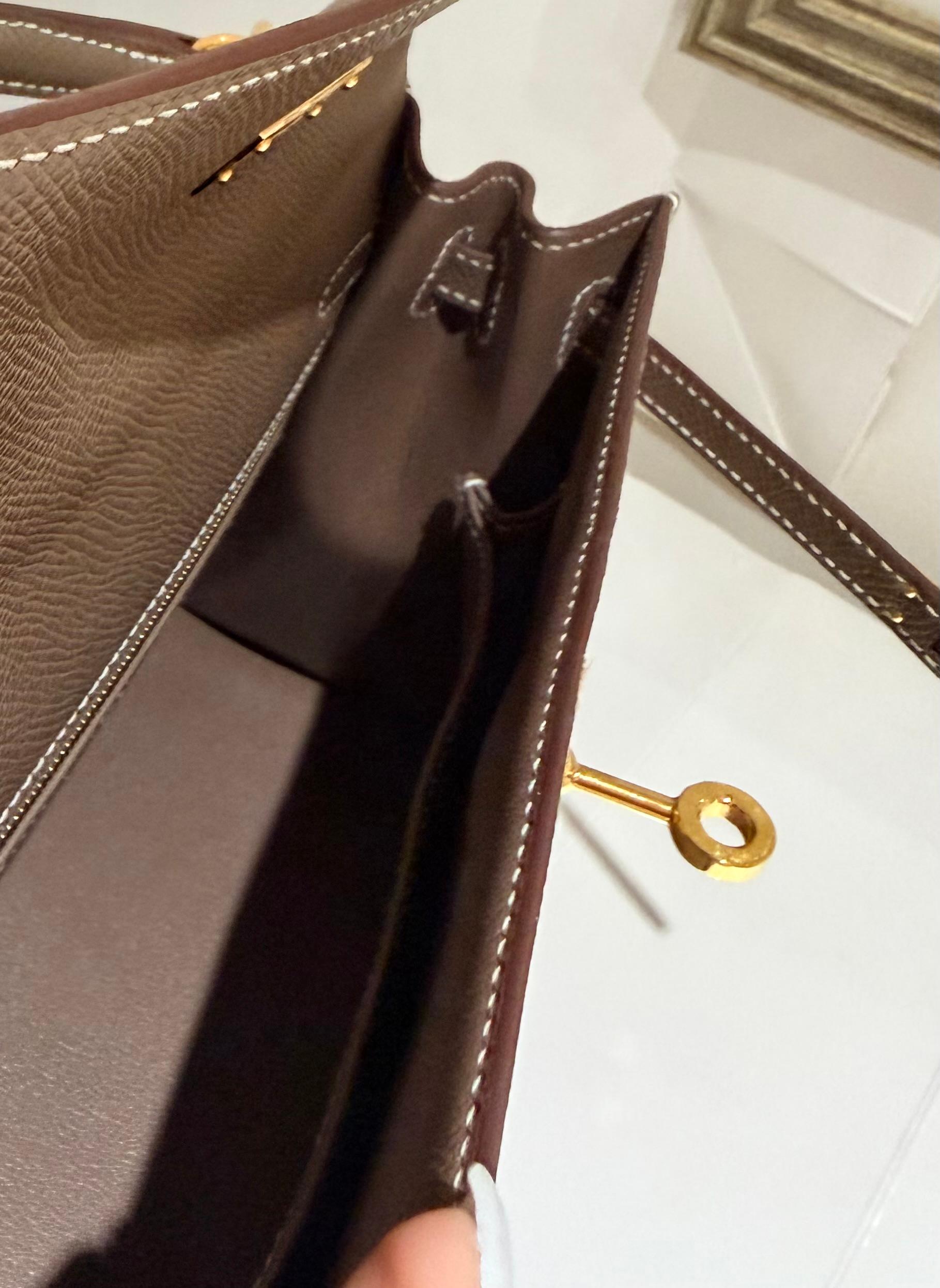 Sac Hermes Kelly 25 Etoupe epsom avec quincaillerie dorée en vente 5