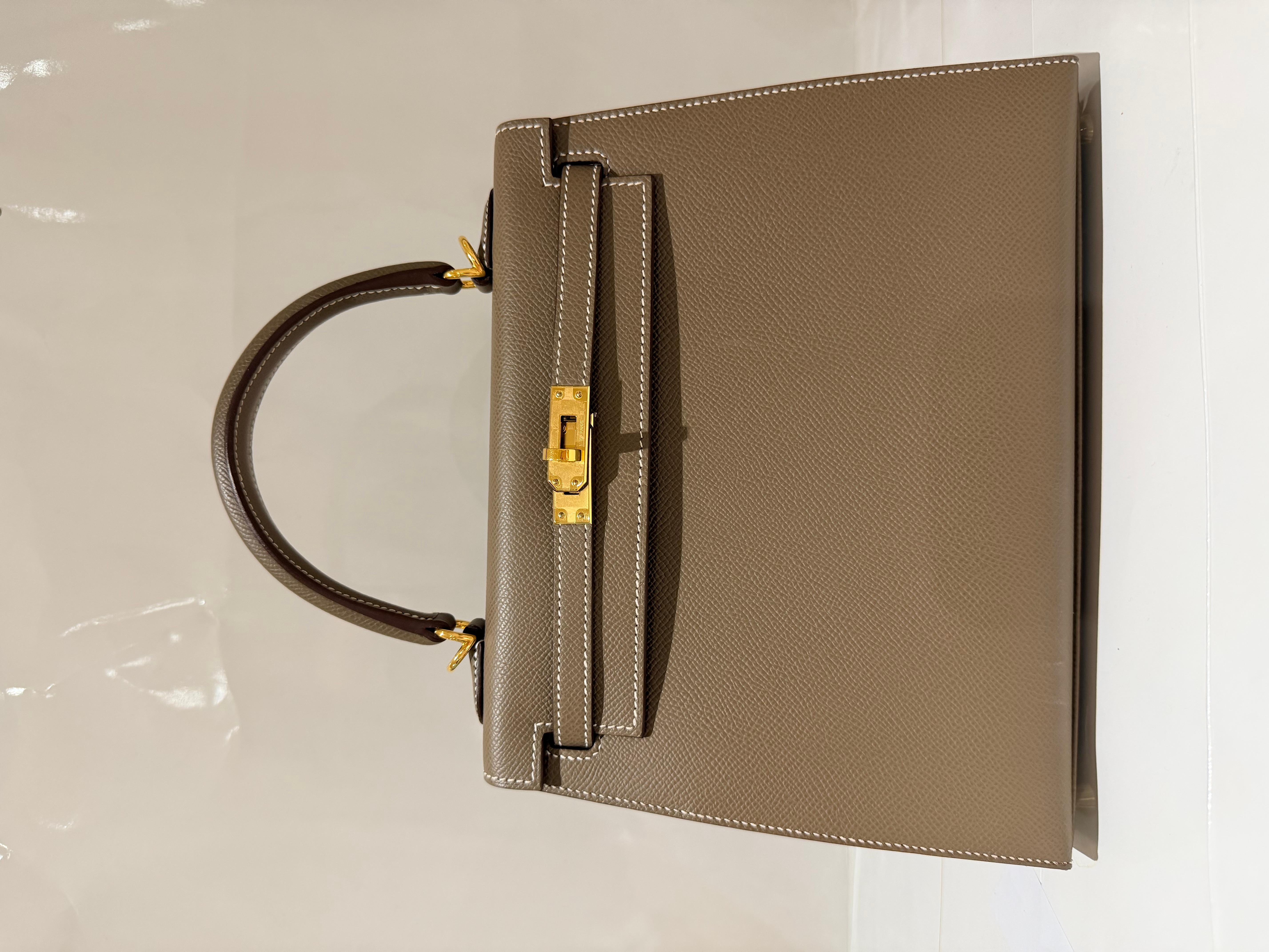 Marron Sac Hermes Kelly 25 Etoupe epsom avec quincaillerie dorée en vente