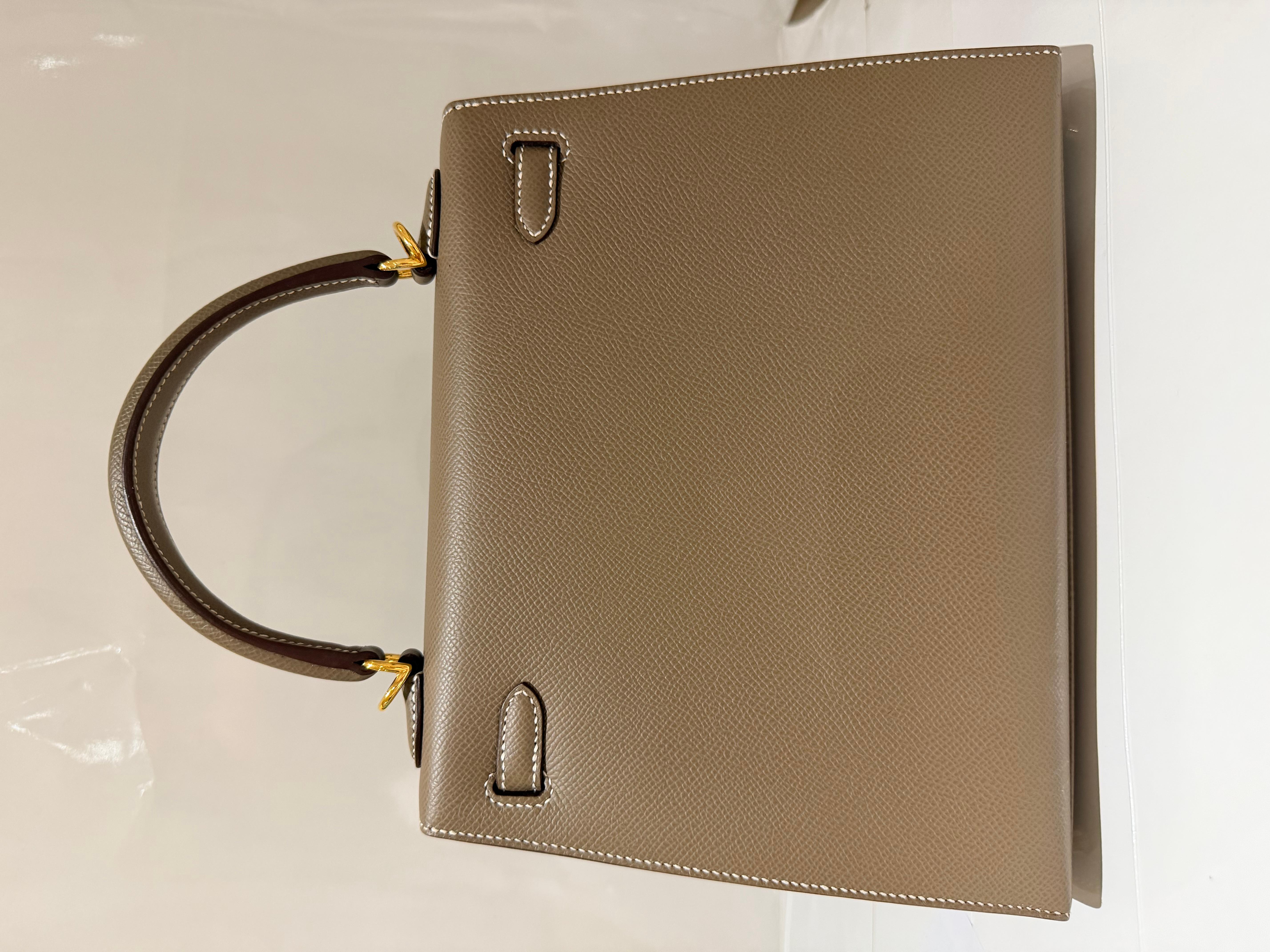 Sac Hermes Kelly 25 Etoupe epsom avec quincaillerie dorée Neuf - En vente à London, England