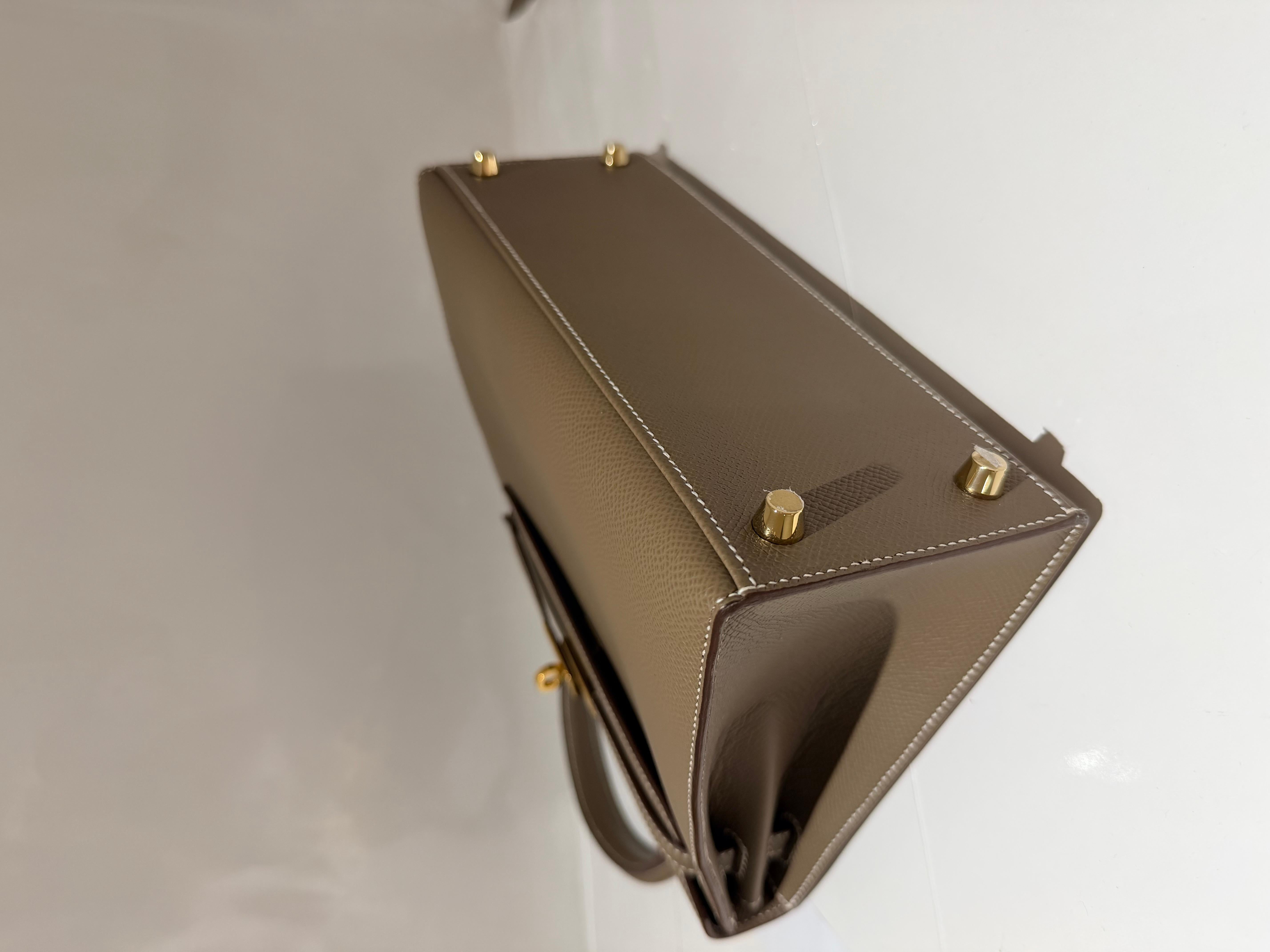 Sac Hermes Kelly 25 Etoupe epsom avec quincaillerie dorée Unisexe en vente
