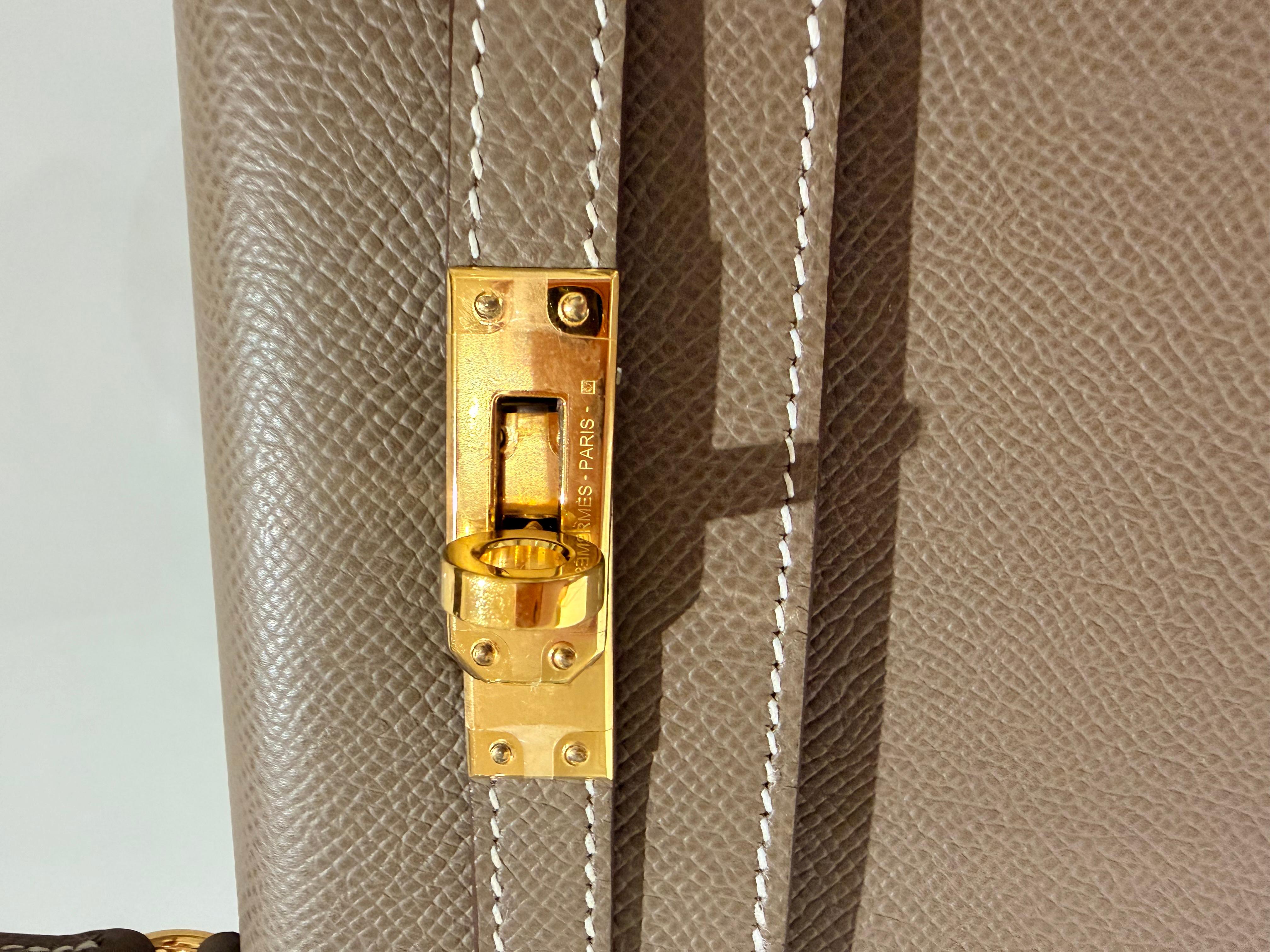 Sac Hermes Kelly 25 Etoupe epsom avec quincaillerie dorée en vente 1