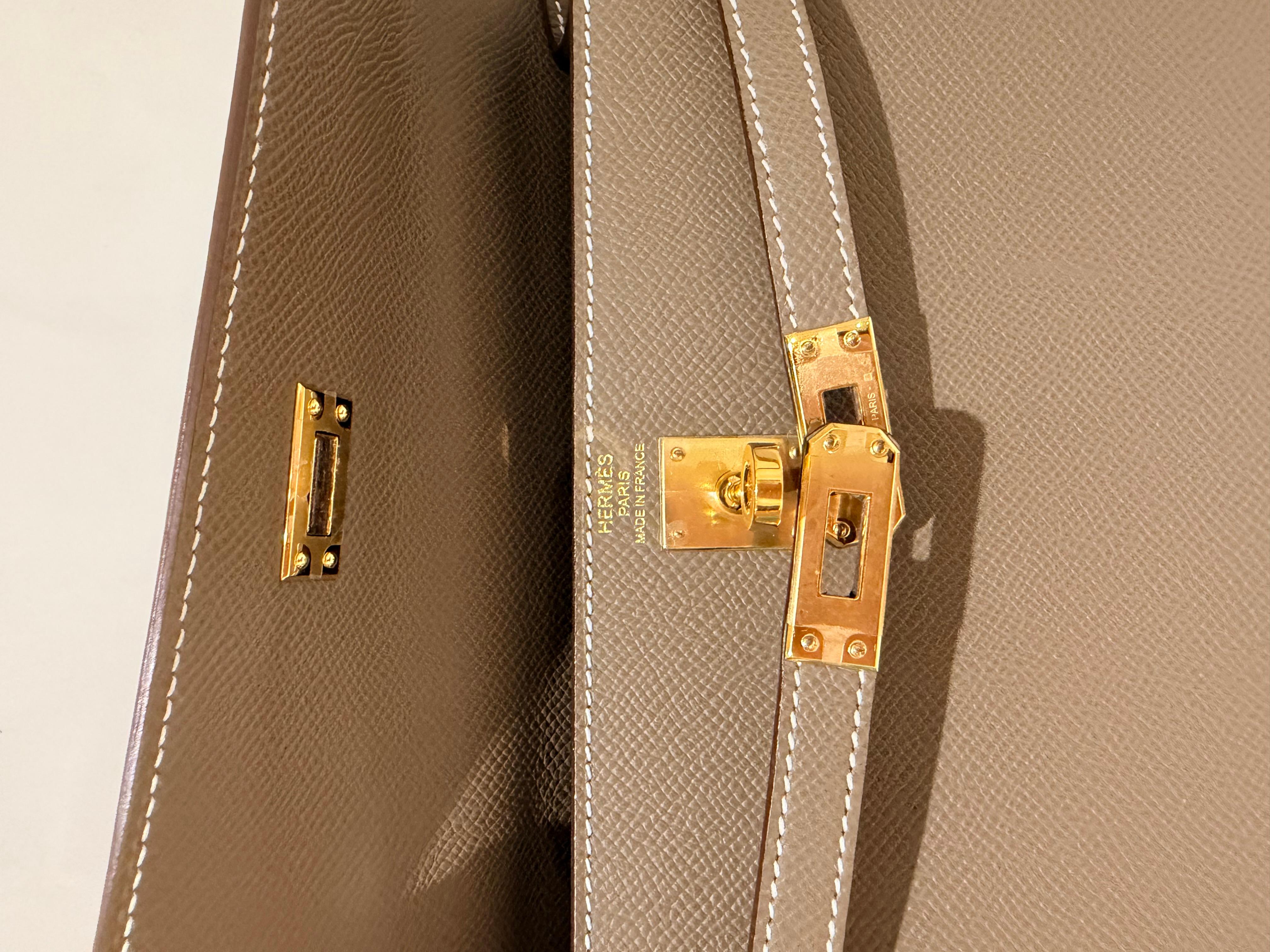 Sac Hermes Kelly 25 Etoupe epsom avec quincaillerie dorée en vente 2