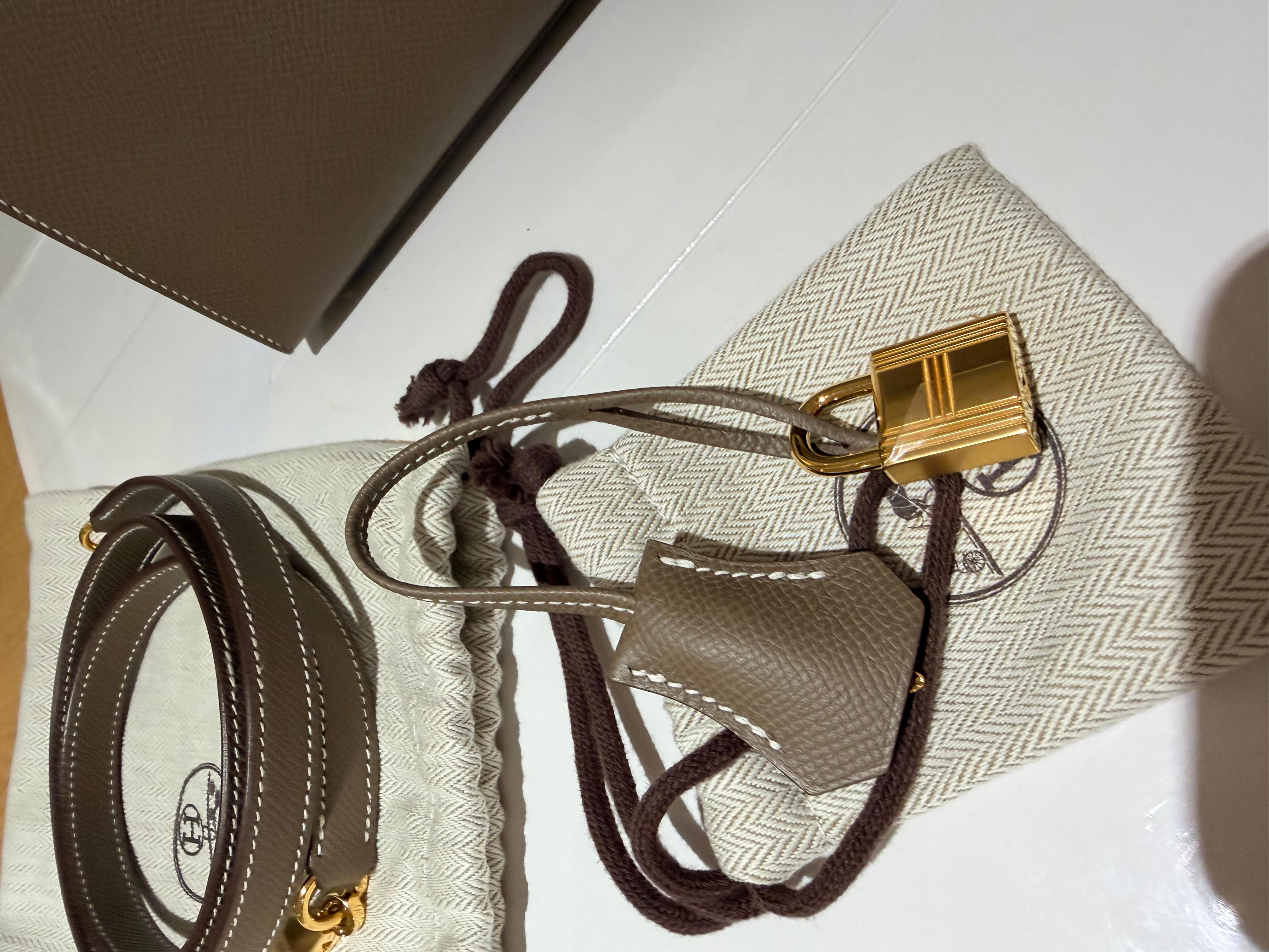 Sac Hermes Kelly 25 Etoupe epsom avec quincaillerie dorée en vente 3