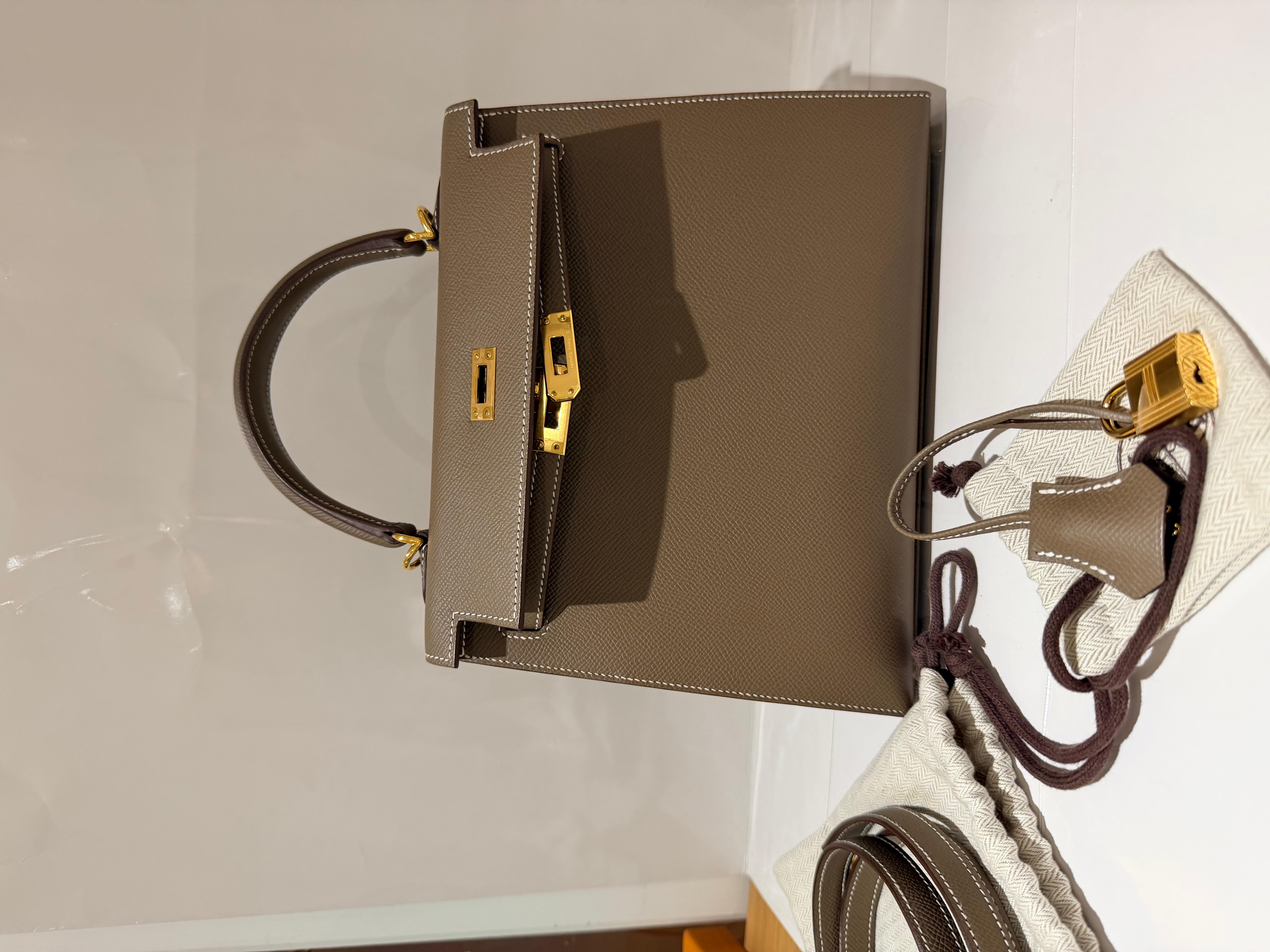 Sac Hermes Kelly 25 Etoupe epsom avec quincaillerie dorée en vente 4