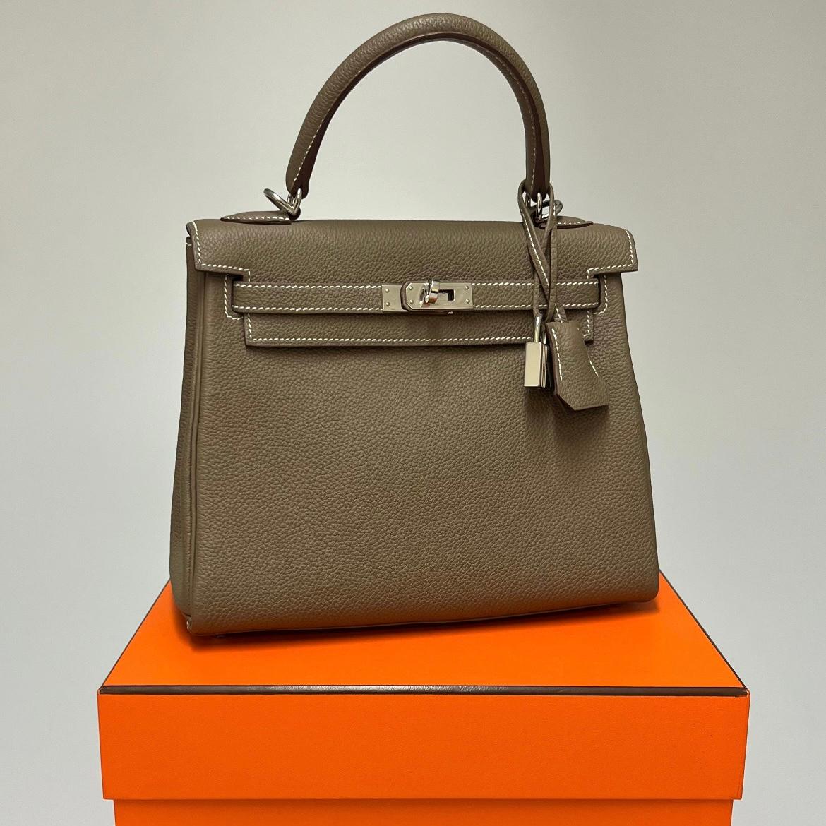 Beautiful and rare Kelly 25 in togo leather, delivered in its original Hermès dustbag and box.

Condition : very good. The bag was never worn, but the plastic was removed from the hardware.
Made in France
Collection: Kelly
Size : 25 cm
Material :