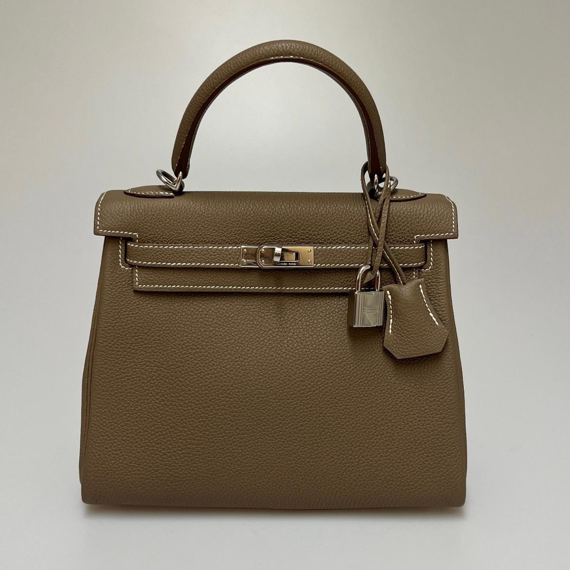 Hermès Kelly 25 Etoupe In Togo Leather With Silver Hardware In Excellent Condition In Paris, FR