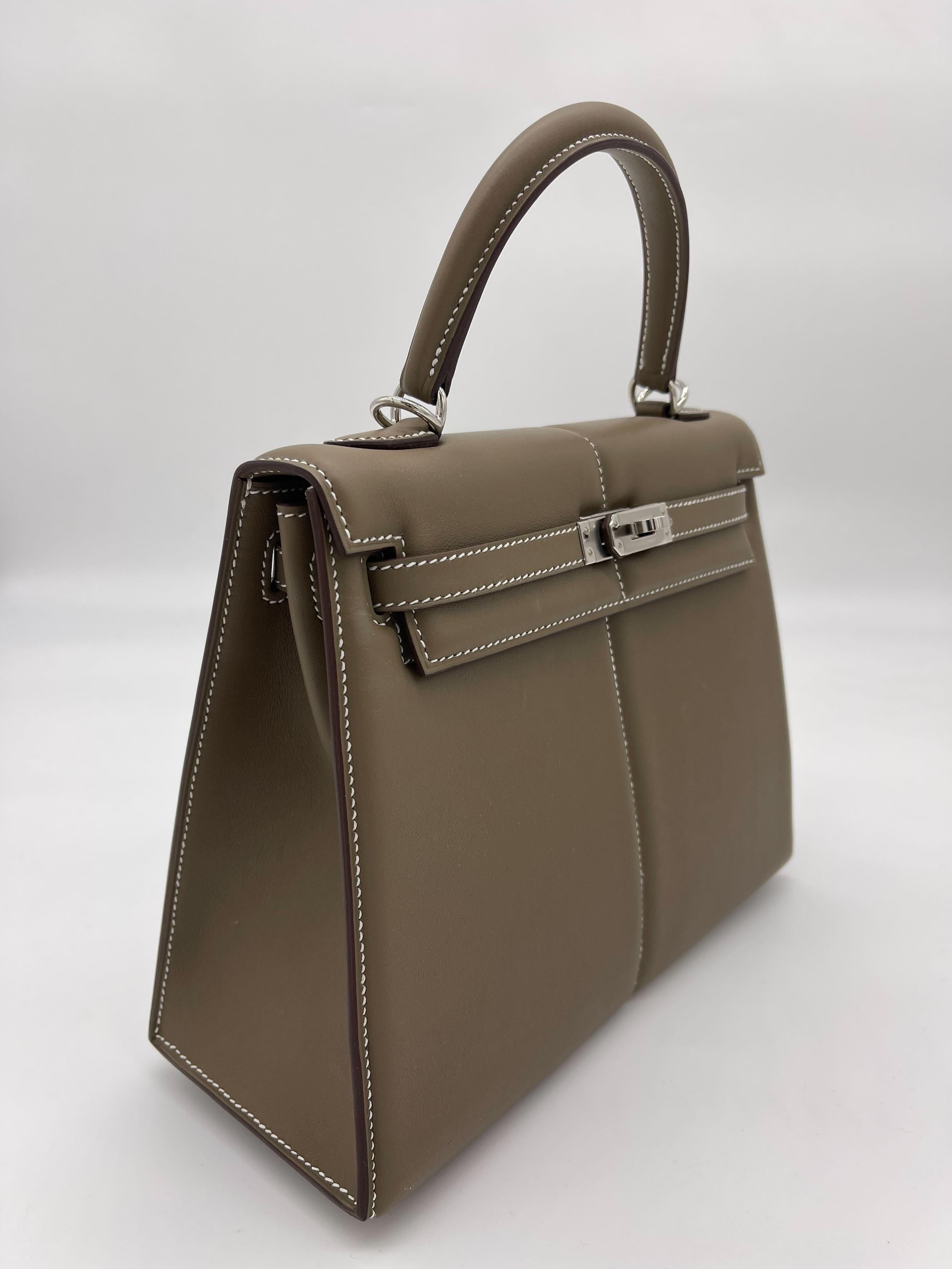 Hermes Kelly 25 Etoupe Swift Padded Palladium Hardware

Condition: Pre-owned (like new)
Material: Swift Padded Leather
Measurements: 25cm x 18cm x 10 cm
Hardware: Palladium

*Comes with original box and dust bag.