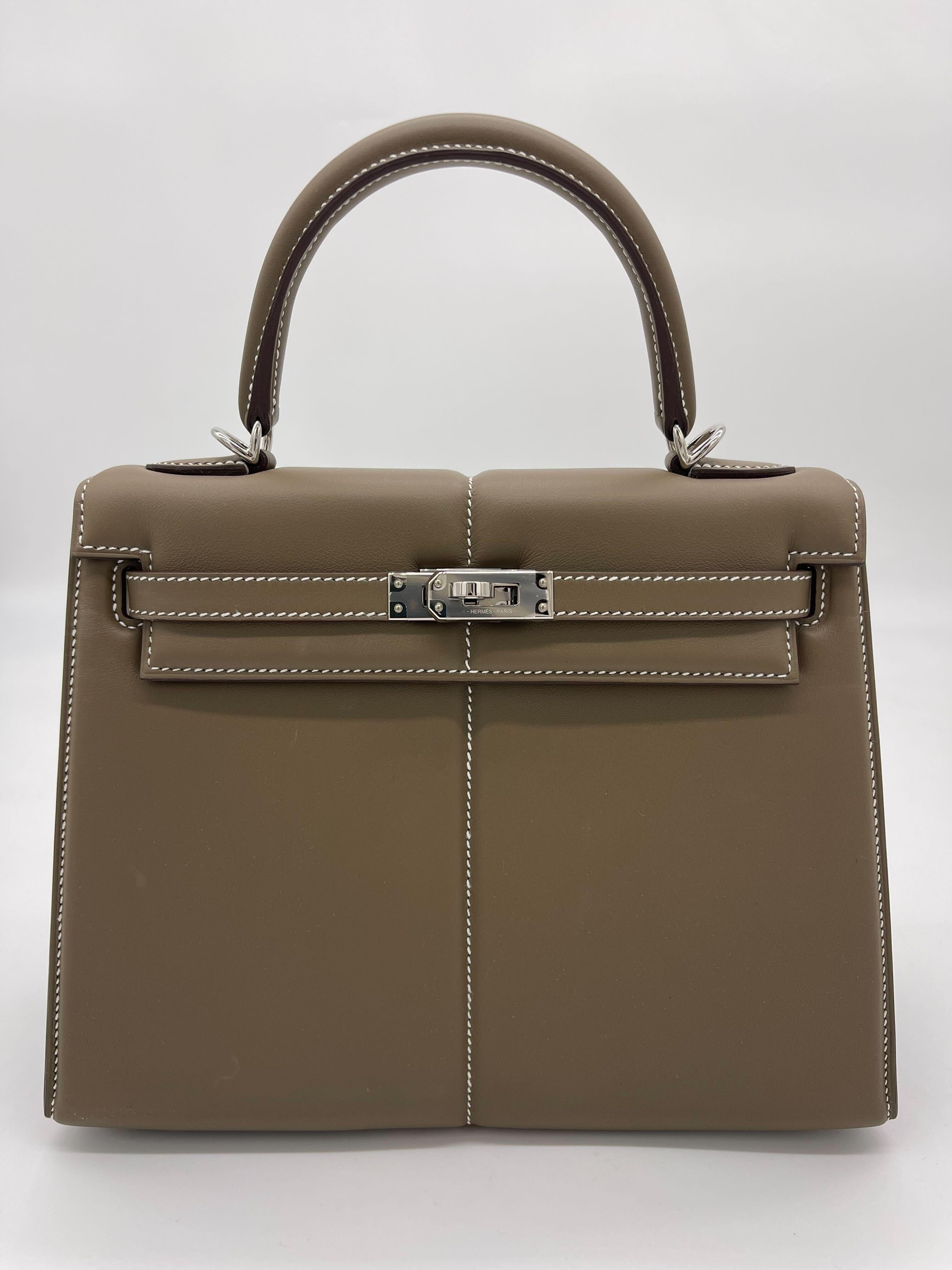 Hermes Kelly 25 Etoupe Swift Padded Palladium Hardware In Excellent Condition For Sale In New York, NY
