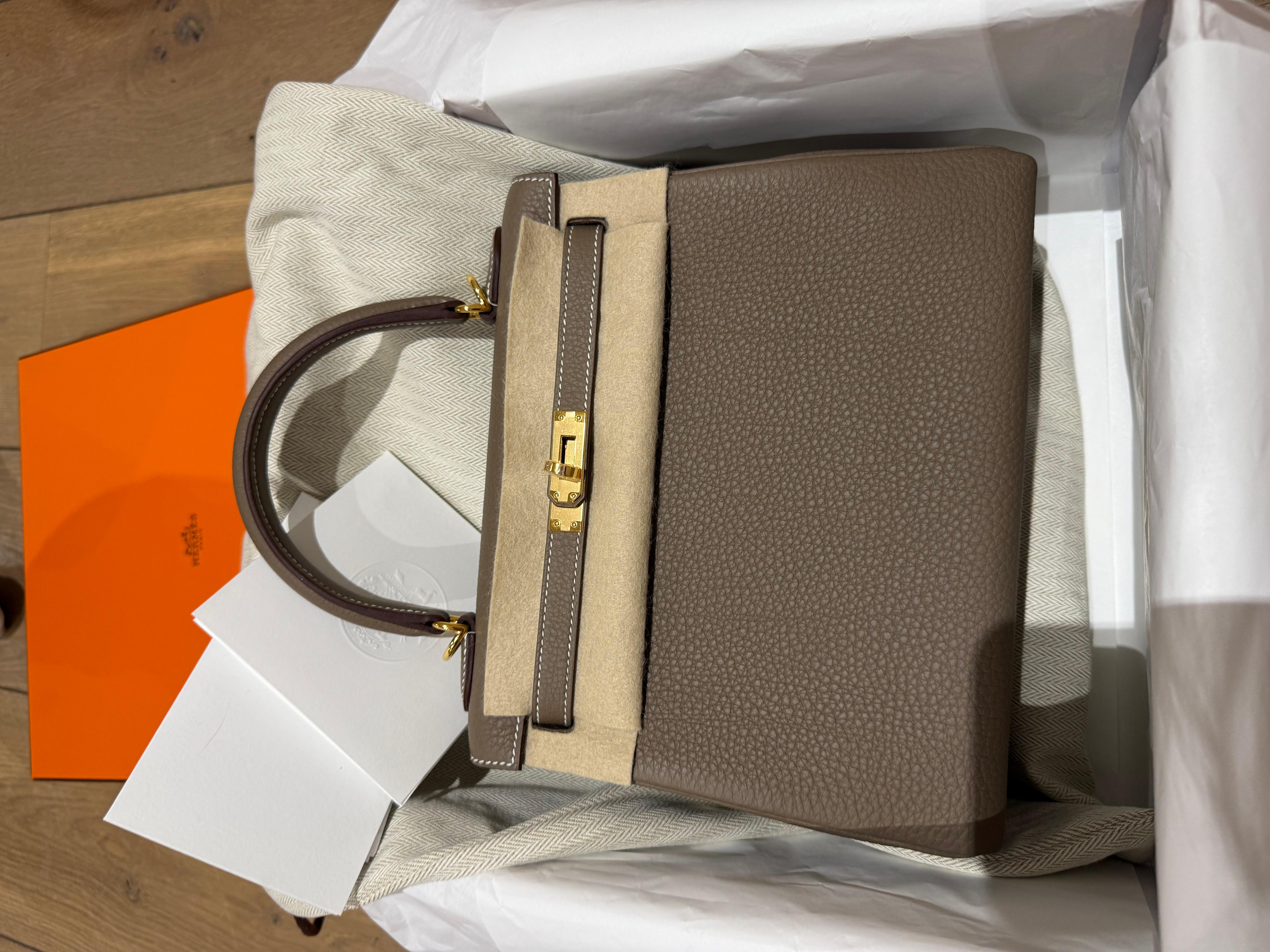 Hermes Kelly 25 Etoupe colour, togo leather with gold hardware. The most classic and chic bag! W stamp 2024. Comes with everything, dustbags, box care booklet, detachable strap, clochette lock and keys, receipt. 