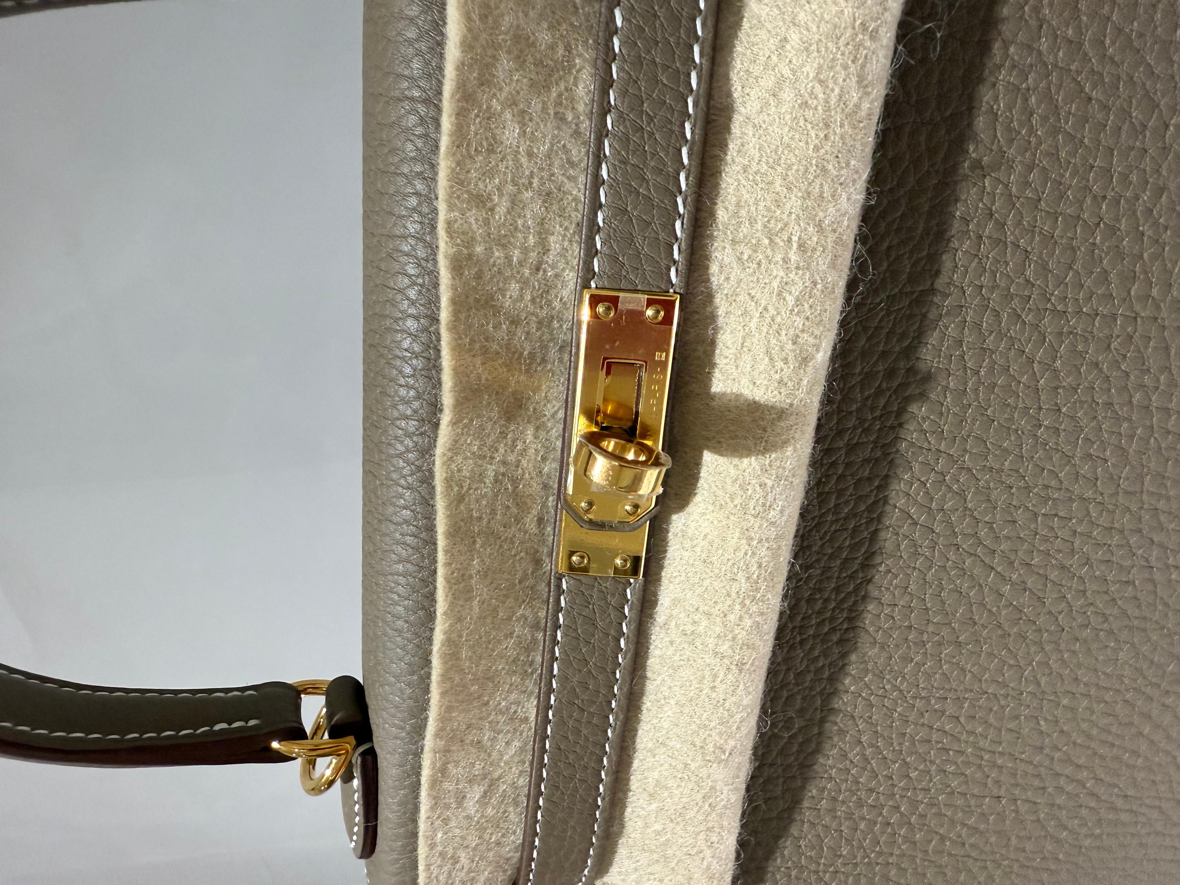 Hermes Kelly 25 Etoupe togo gold hardware handbag In New Condition In London, England