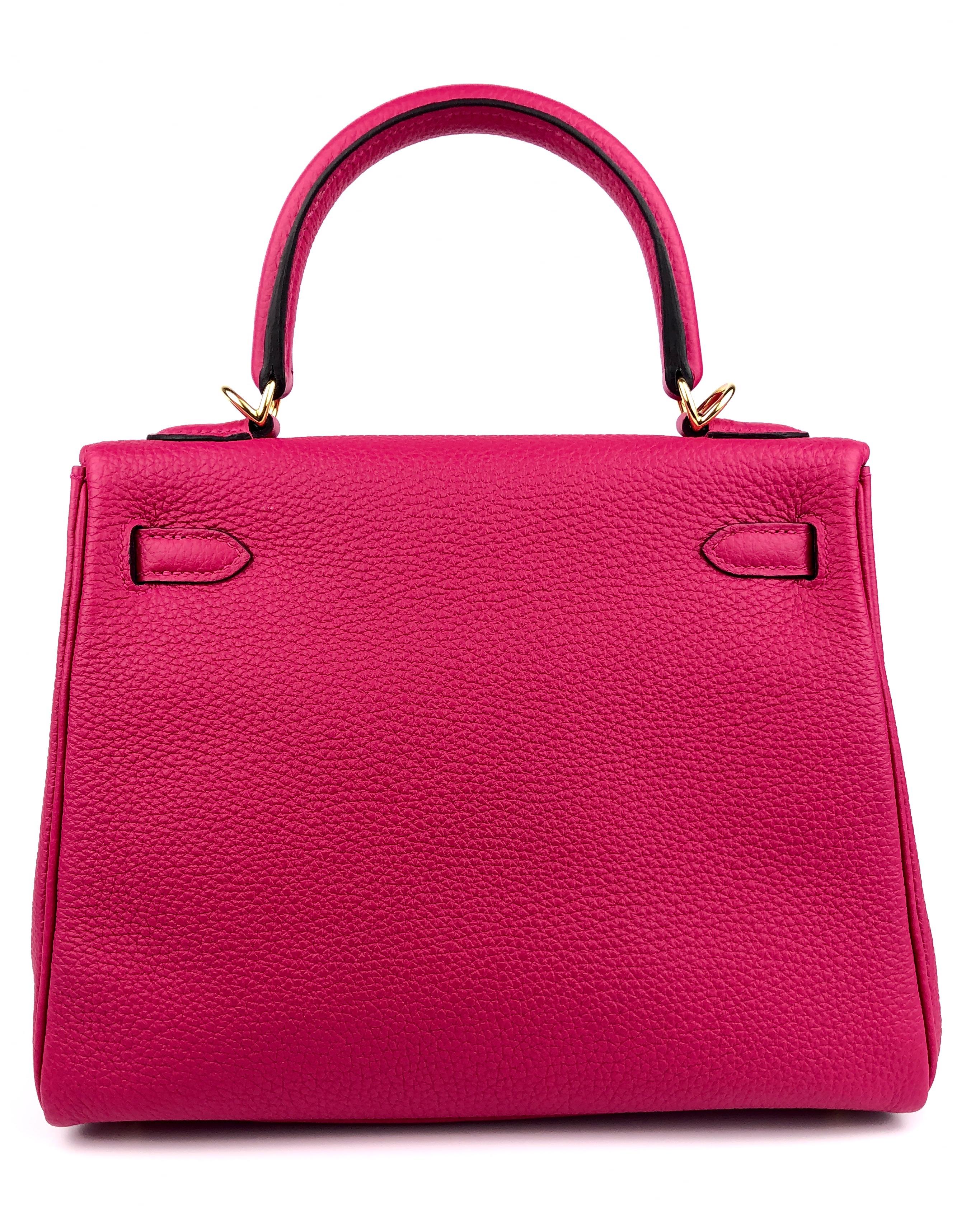 Hermès - Sac Kelly 25 Framboise en cuir Togo rose avec finitions dorées, état neuf  Unisexe en vente