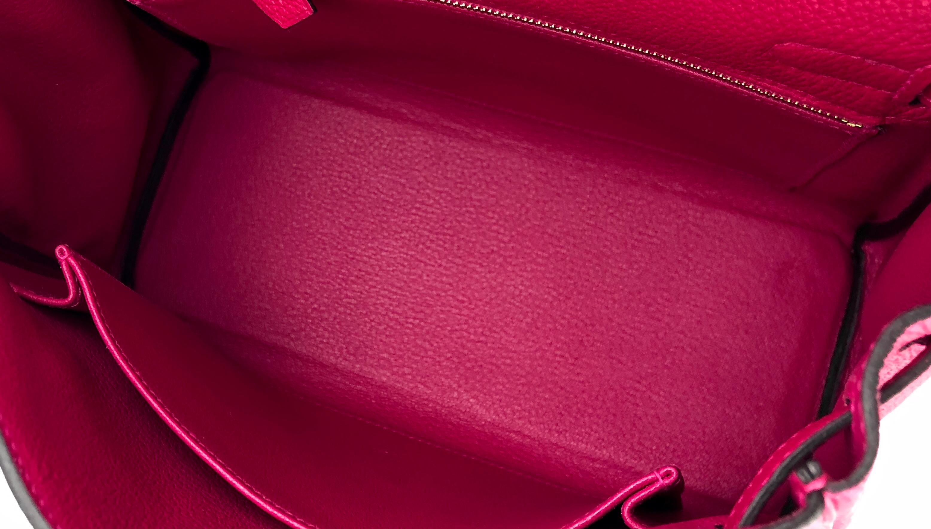 Hermès - Sac Kelly 25 Framboise en cuir Togo rose avec finitions dorées, état neuf  en vente 2
