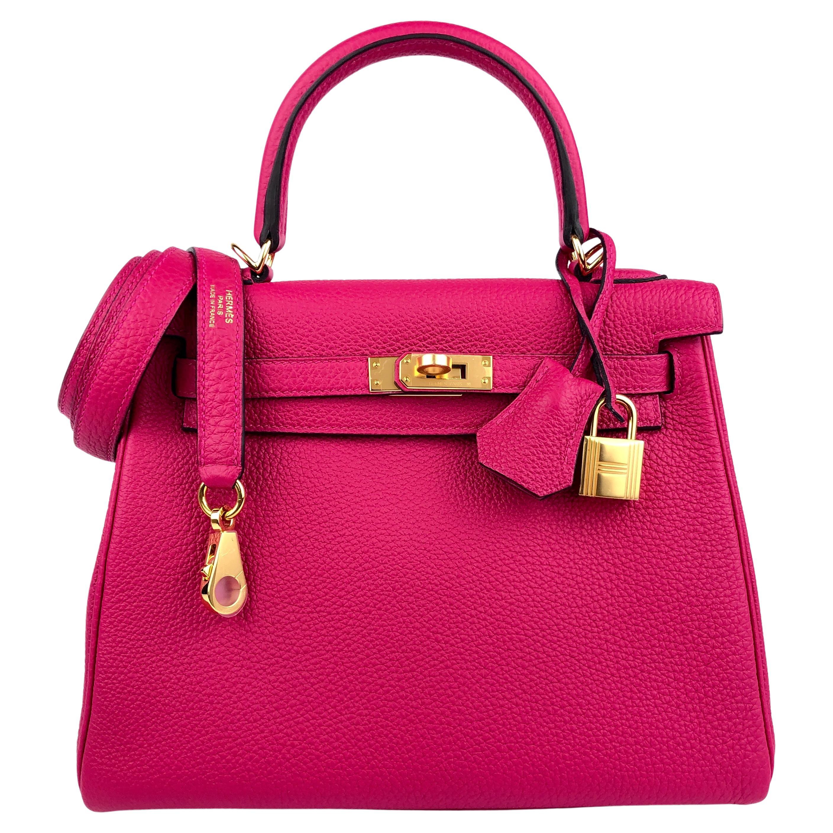 Hermès - Sac Kelly 25 Framboise en cuir Togo rose avec finitions dorées, état neuf  en vente
