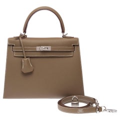 Hermès Kelly 25 Handbag in Étoupe Epsom Leather
