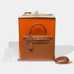 Hermès Kelly 25 Handbag in Gold Leather with Beige Handles, 2026