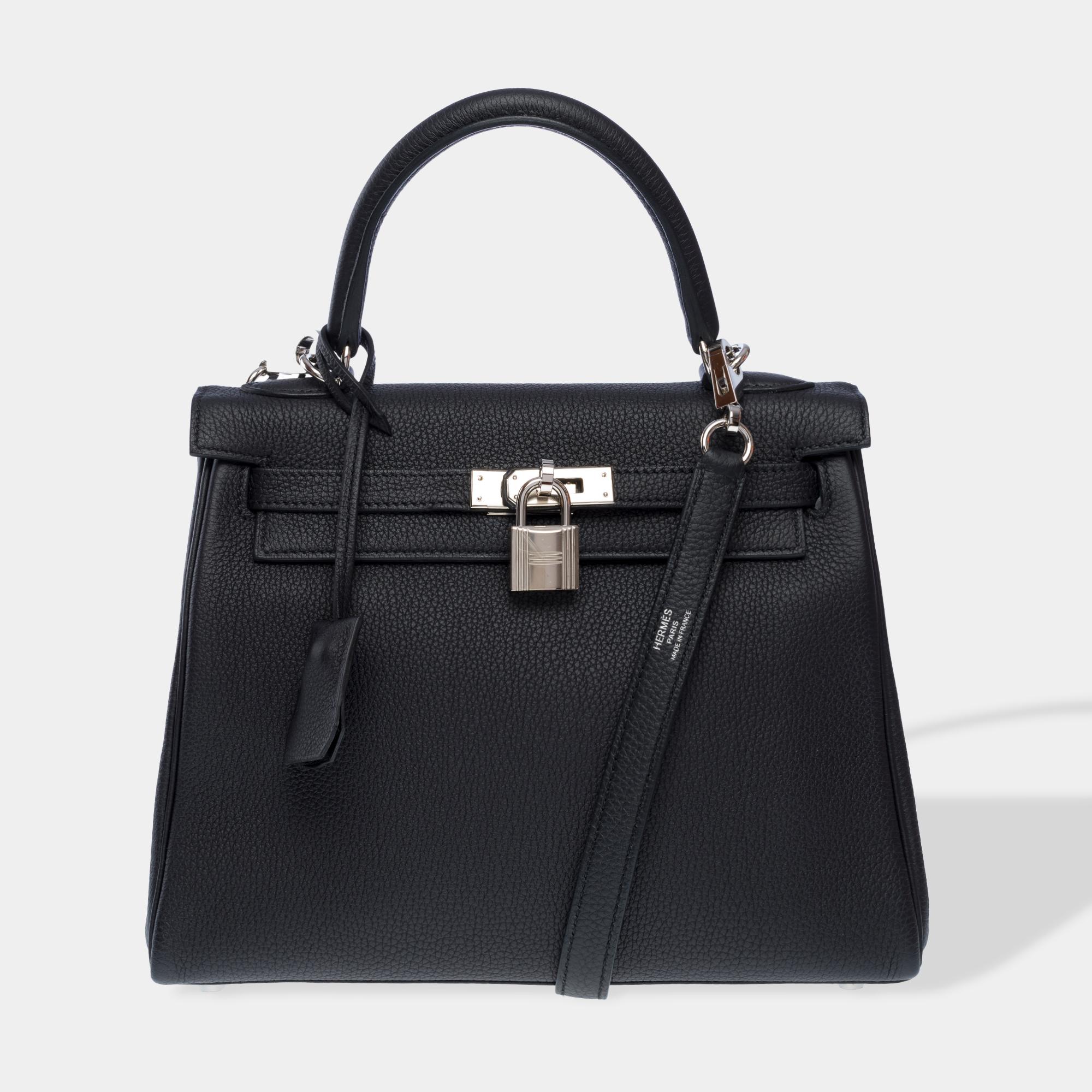 Exquisite​ ​Hermes​ ​Kelly​ ​25​ ​handbag​ ​strap​ ​in​ ​black​ ​Togo​ ​calf​ ​leather,​ ​with​ ​silver​ ​palladium​ ​metal​ ​trim,​ ​black​ ​leather​ ​single​ ​handle,​ ​and​ ​a​ ​removable​ ​black​ ​leather​ ​shoulder​ ​strap​ ​allowing​ ​for​