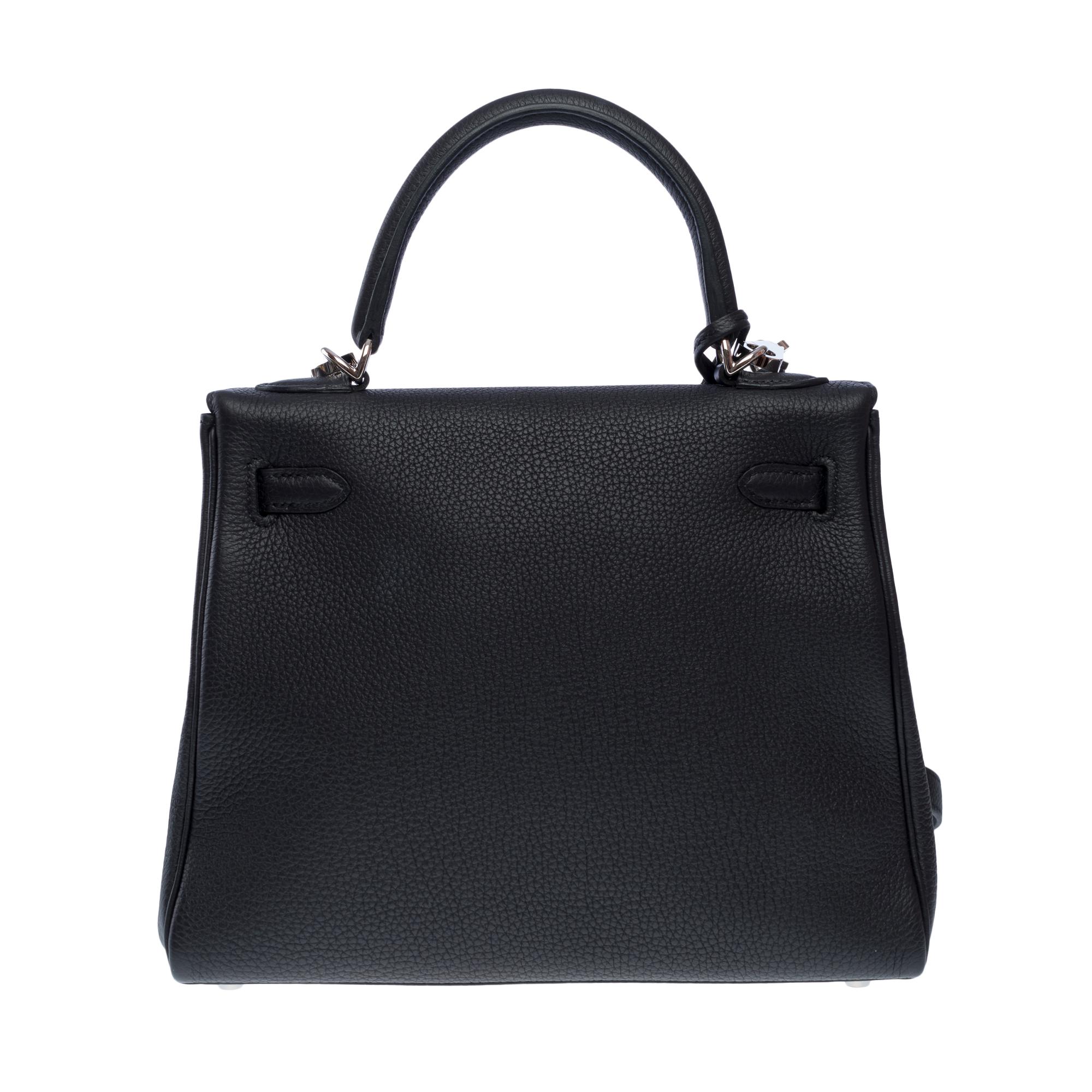 Hermès Kelly 25 handbag strap in Black Togo calf leather , PHW In Excellent Condition In Paris, IDF
