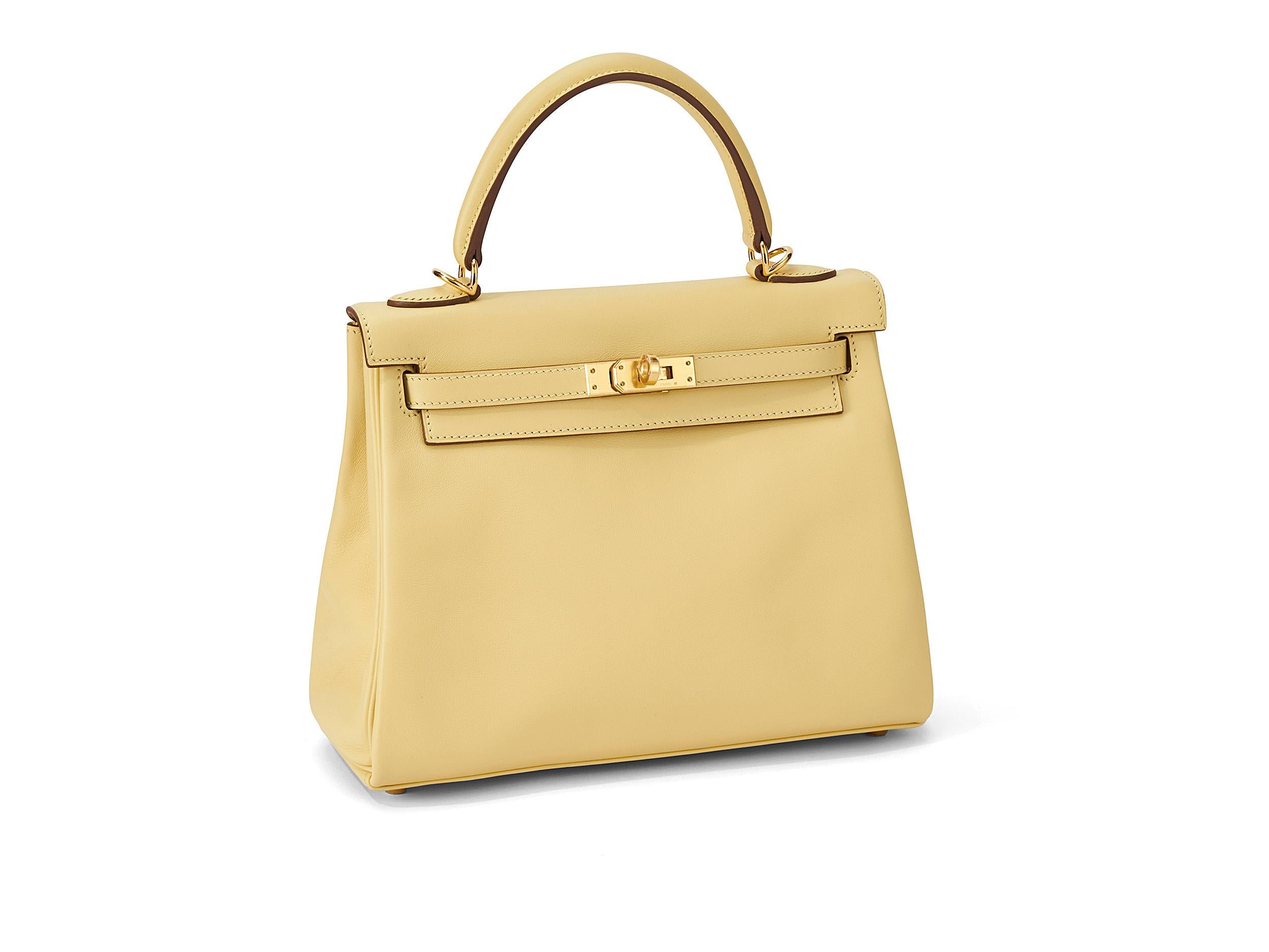 Hermès Kelly 25 in jaune poussin and swift leather with gold hardware. The bag is unworn, but with a small mark on the bottom of the bag (as you can see in the last picture). Swift leather is a very soft leather, which leads to a slight change in