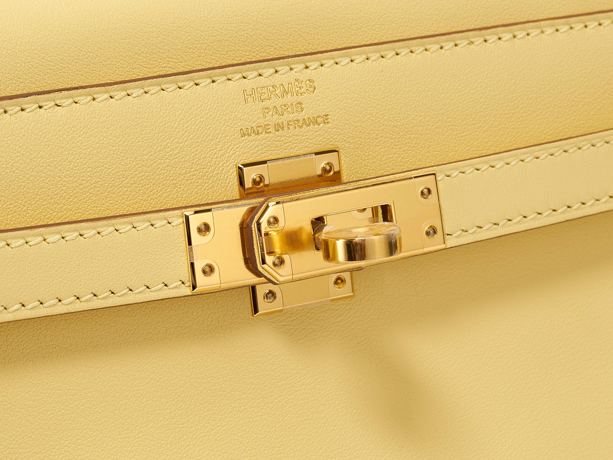 Women's or Men's Hermès Kelly 25 Jaune Poussin Swift Gold Hardware For Sale