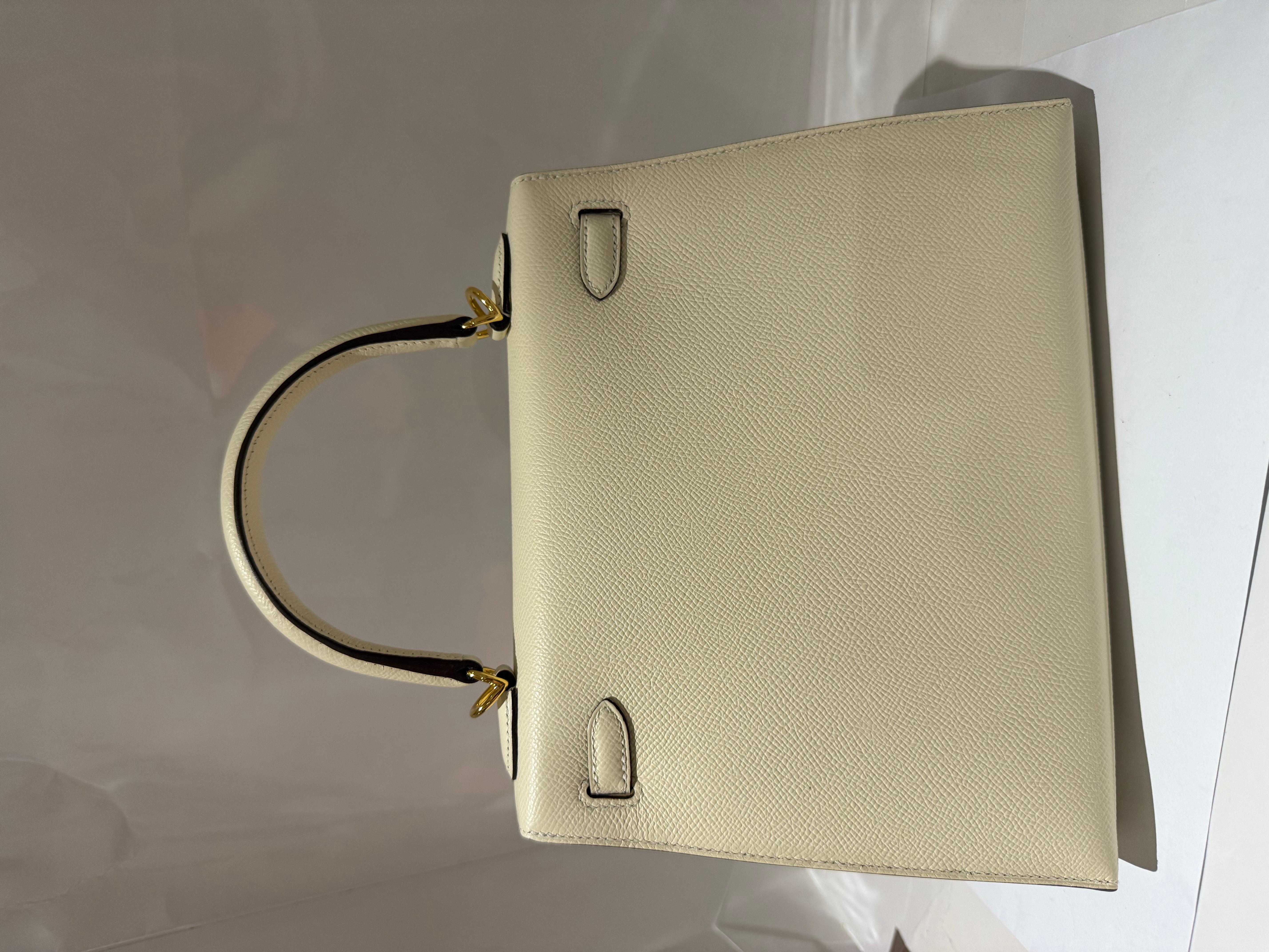 Hermes Kelly 25 Nata with gold hardware bag In New Condition For Sale In London, England