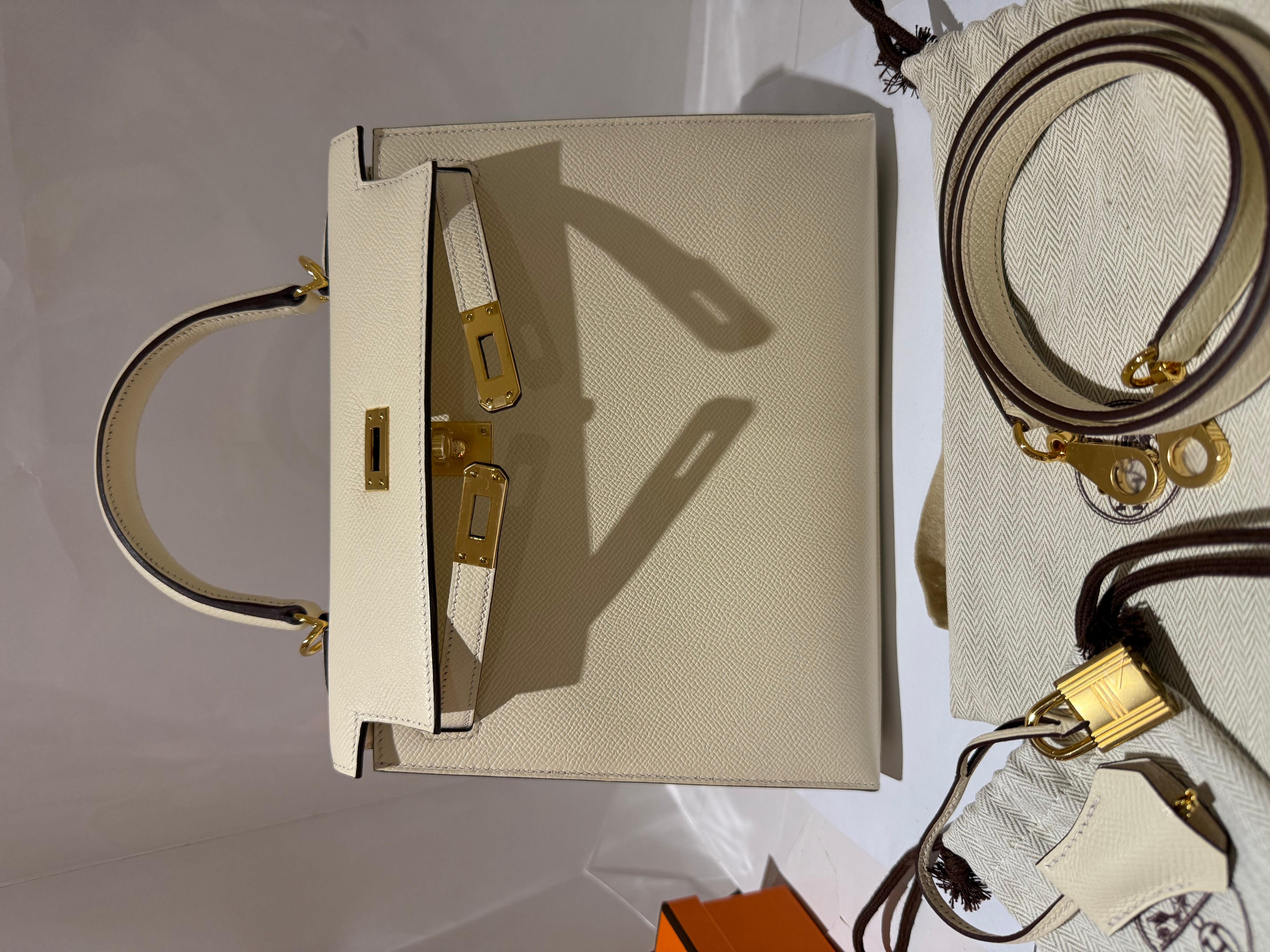 Women's or Men's Hermes Kelly 25 Nata with gold hardware bag For Sale