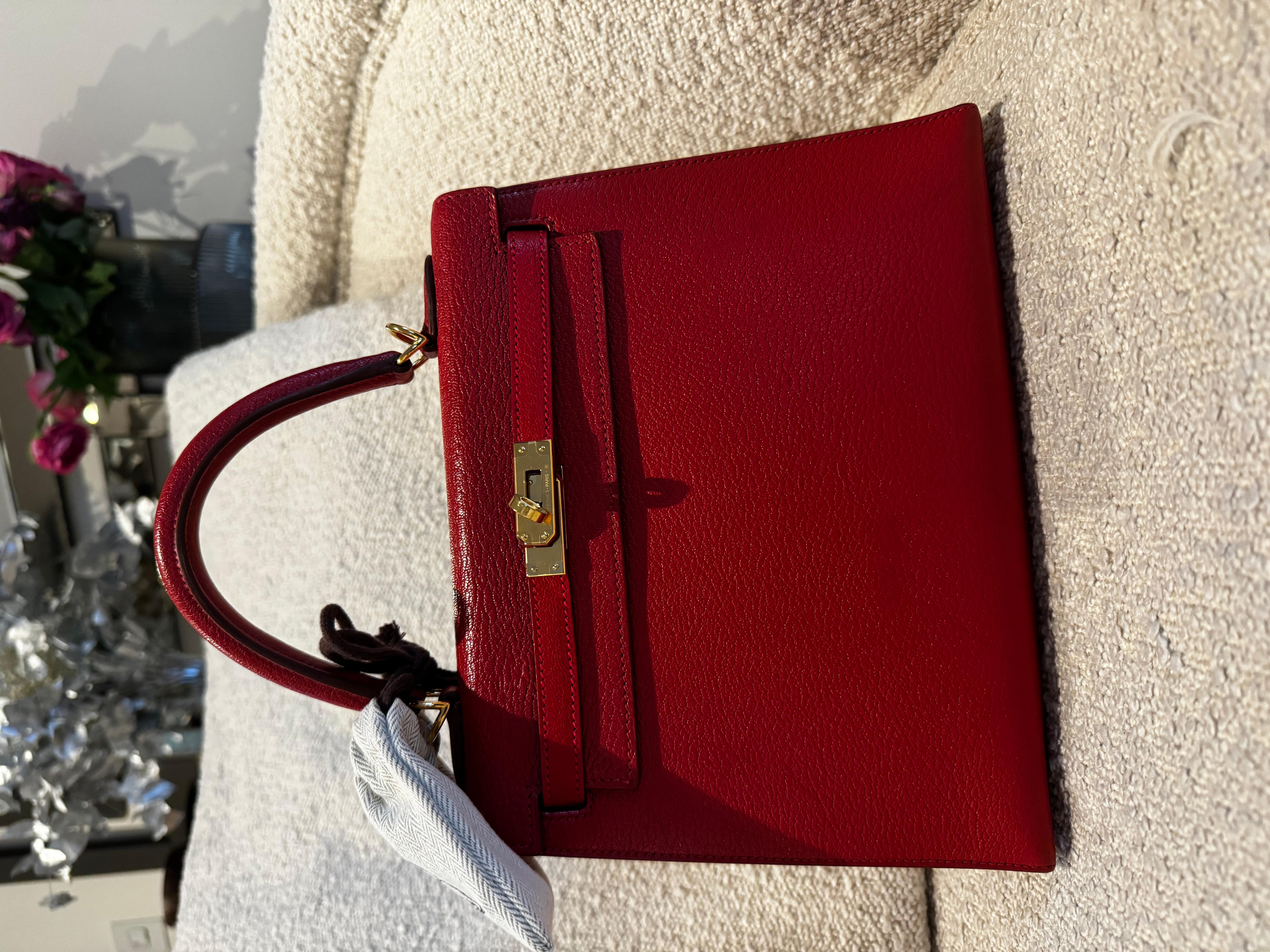 Hermes Kelly 25 Red VERMILLON CHÈVRE LEATHER SELLIER WITH GOLD HARDWARE Bag.
HERMÈS, 2008
25 w x 18 h x 9 d cm
includes dustbag, lock, keys, clochette, shoulder strap and leather card, Hermes spa and auction receipt. 

