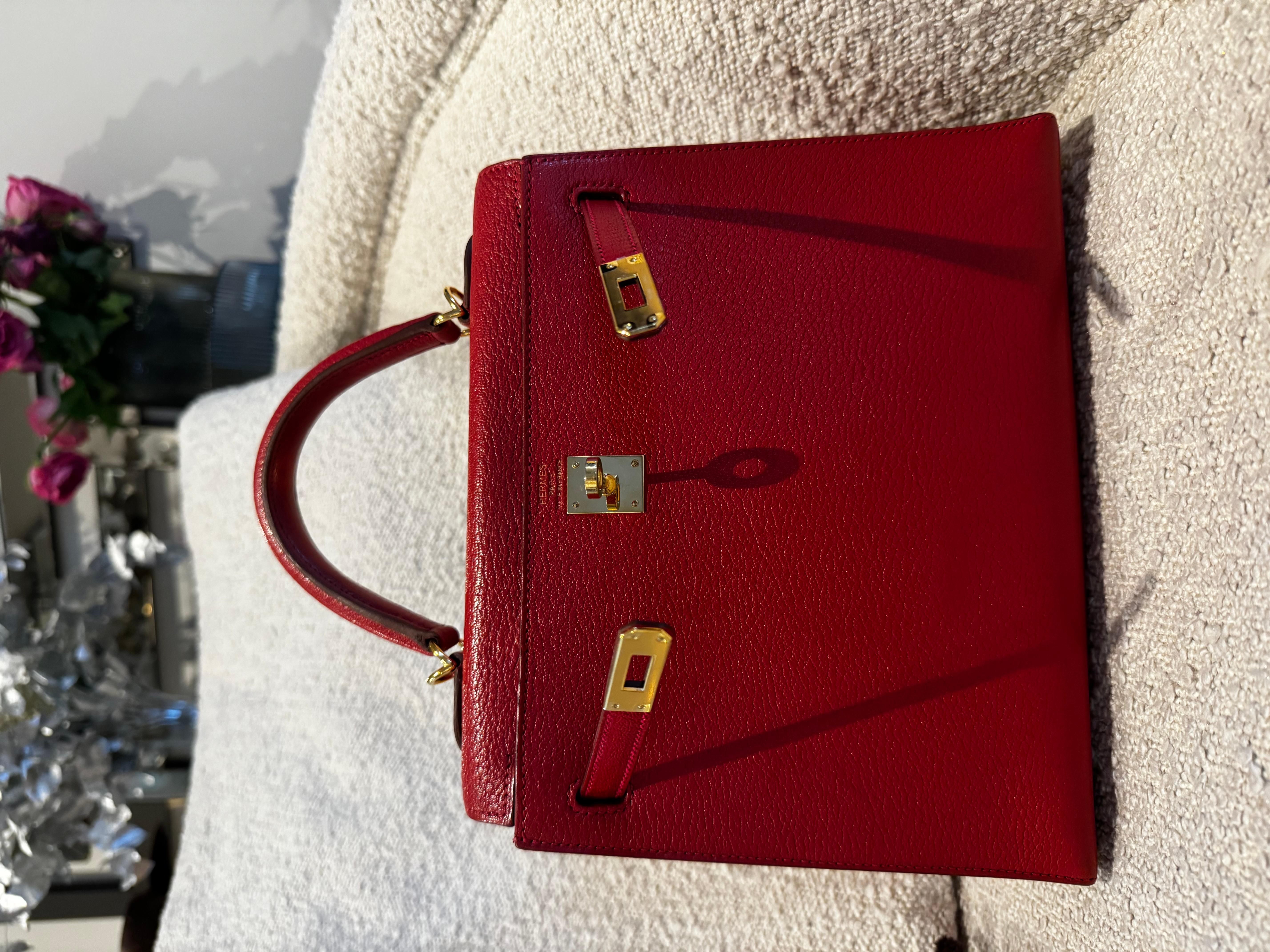 Hermes Kelly 25 Red VERMILLON CHÈVRE SELLIER GOLD HARDWARE Bag In Excellent Condition For Sale In London, England