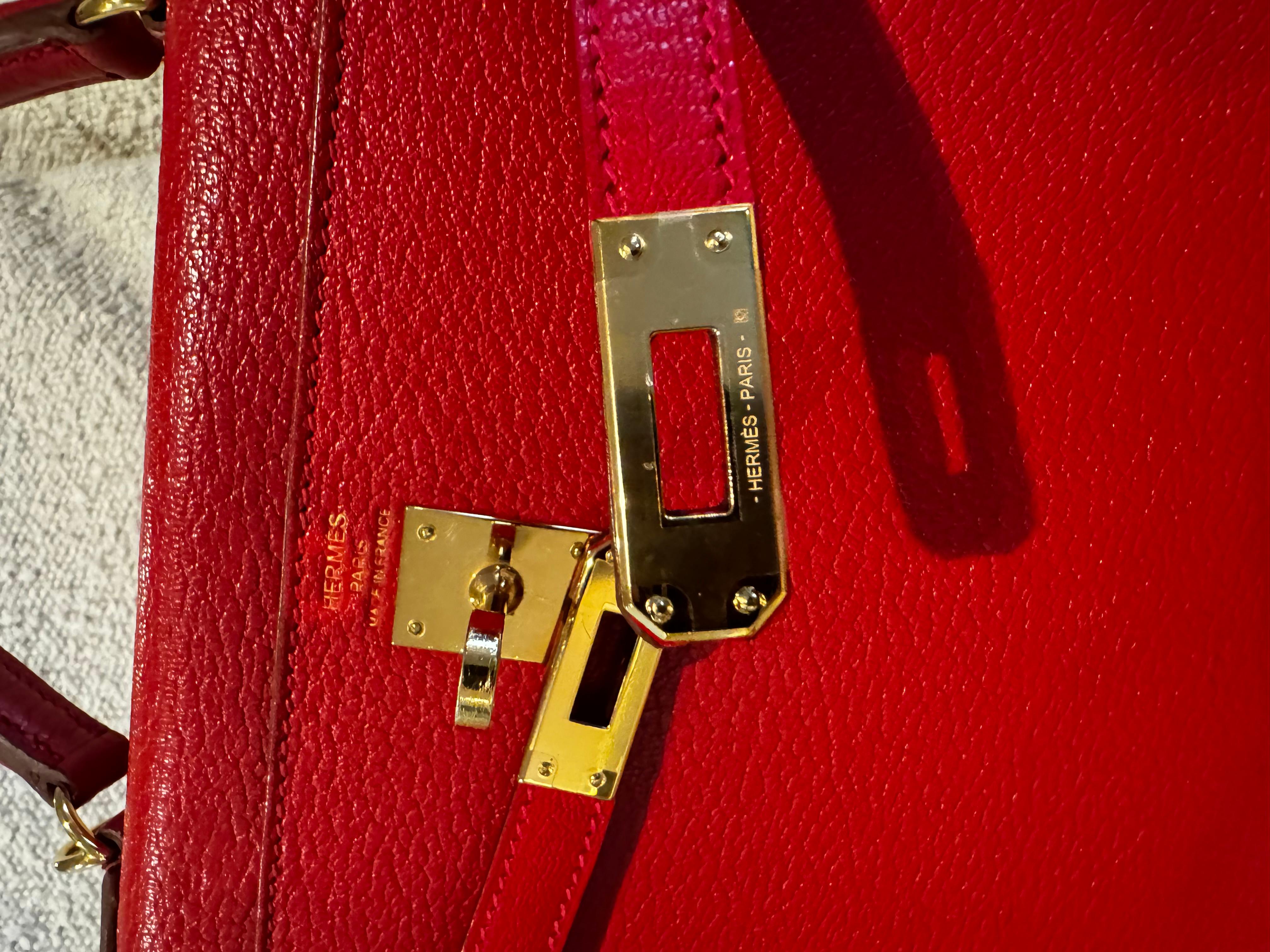 Hermes Kelly 25 Rot VERMILLON CHÈVRE SELLIER GOLD HARDWARE Tasche für Damen oder Herren im Angebot