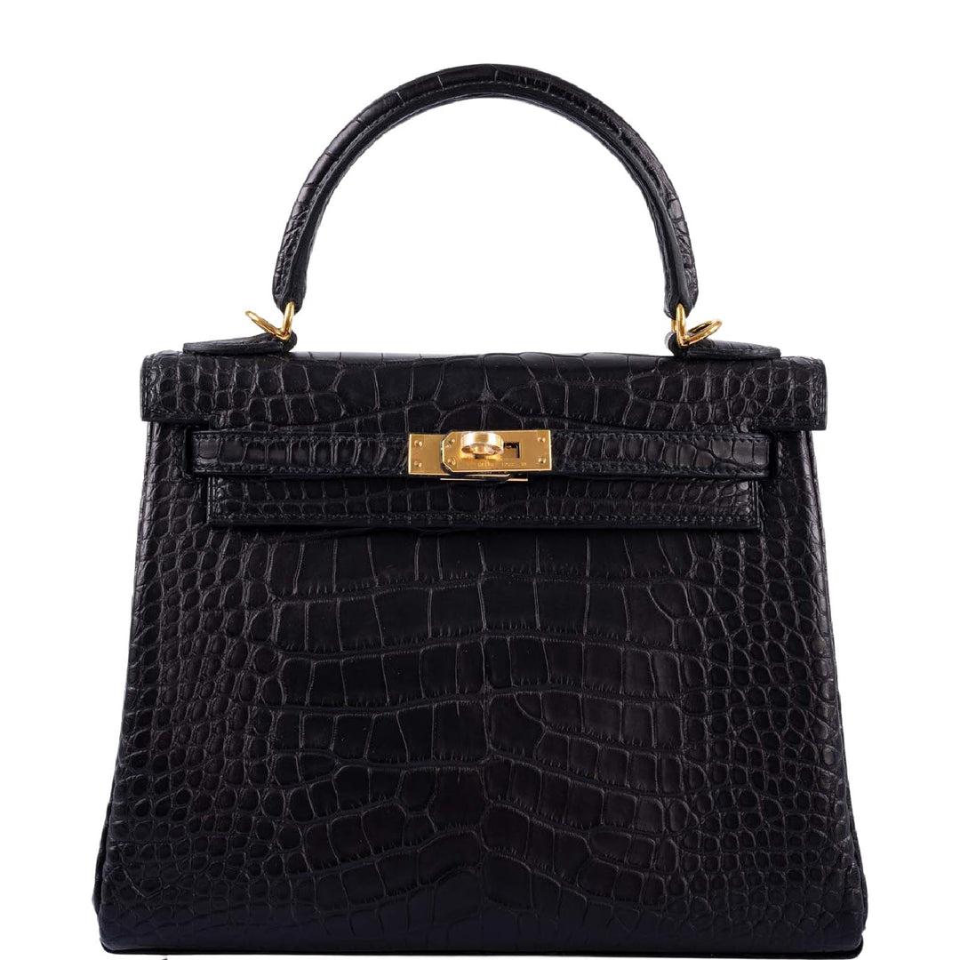 Hermès Kelly 25 Retourne Black Matte Alligator Gold Hardware

The Black Matte Alligator Hermès Kelly Retourne 25 is a true masterpiece of craftsmanship and style. Boasting a sleek and sophisticated design, this bag is crafted from the finest Black