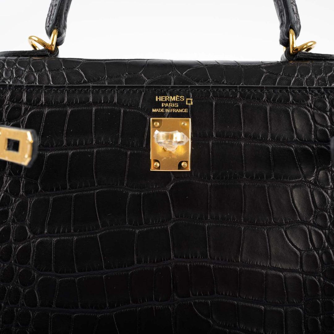 Hermès Kelly 25 Retourne Black Matte Alligator Bag with Gold Hardware For Sale 1
