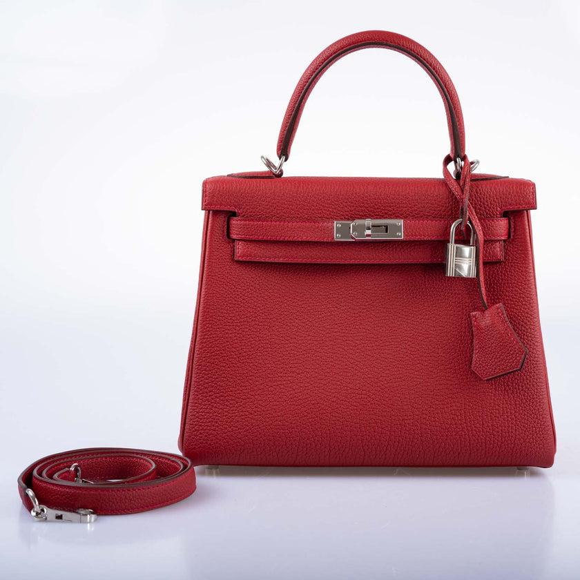 Hermès Kelly 25 Retourne Rouge Vif Togo Palladium Hardware

Hermes presents an exquisite palette of red hues that constitutes a treasure chest for the discerning fashion aficionado, spanning an array of stunning shades poised to captivate onlookers.