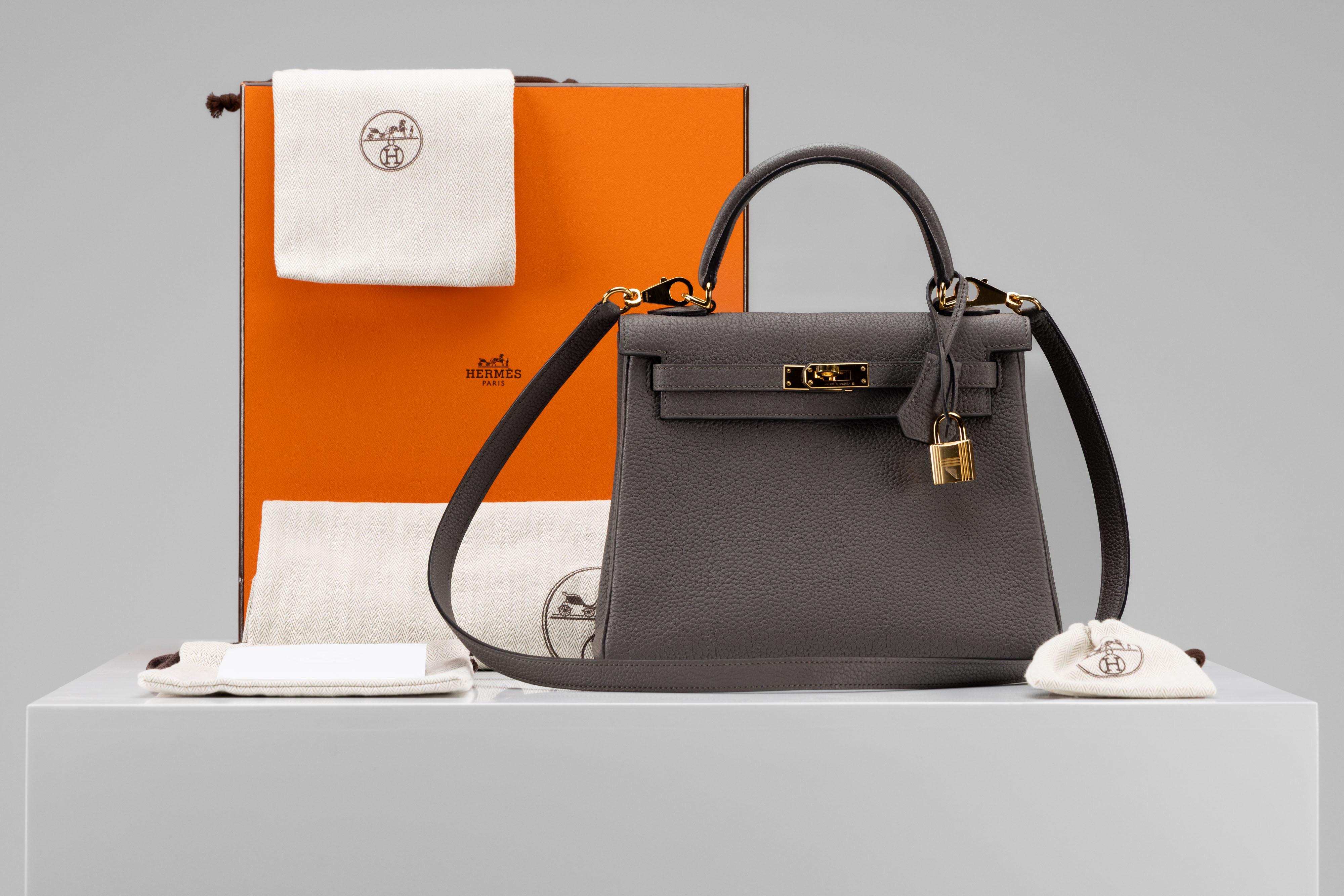 Dalla collezione di SAVINETI ti offriamo questa Hermès Kelly 25:
- Marchio: Hermès
- Model No: Kelly 25 Retourne
- Colore: Gris Etain
- Anno: 2023
- Condit: Mai usato, in condizioni pari al nuovo (la pellicola di plastica è ancora attaccata).
-
