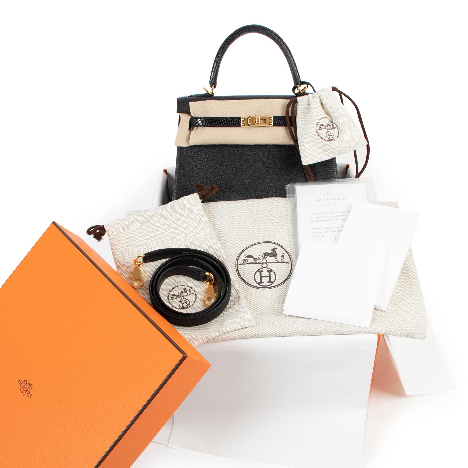 Hermès Kelly 25 Retourne Touch Togo Lezard Noir GHW

Se parliamo di una borsa intramontabile che farà girare la testa ogni volta che la porterai con te, è inutile dire che parliamo della borsa Hermès Kelly. 

Questa Kelly 25 di Hermes è realizzata a