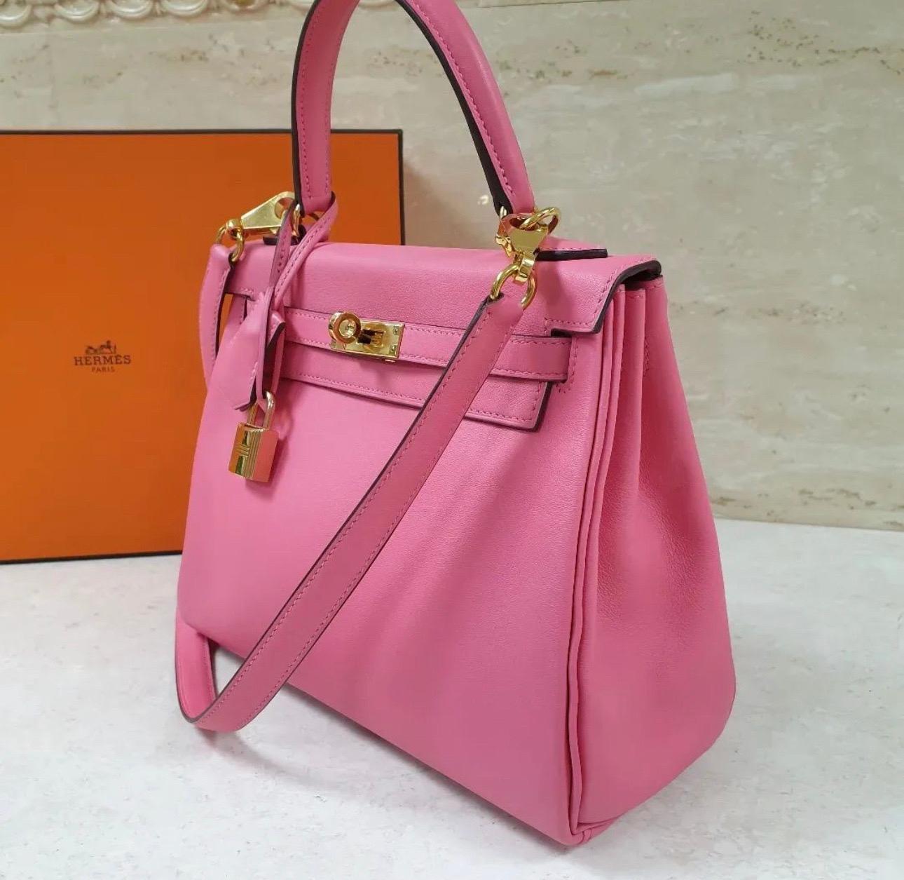 Colour: Roze Azalee
Veau Swift leather
Gold plated HW
2019
With clochette, lock and keys

very good condition

Bababebi auth certificate is included.

No box. No dust bag.