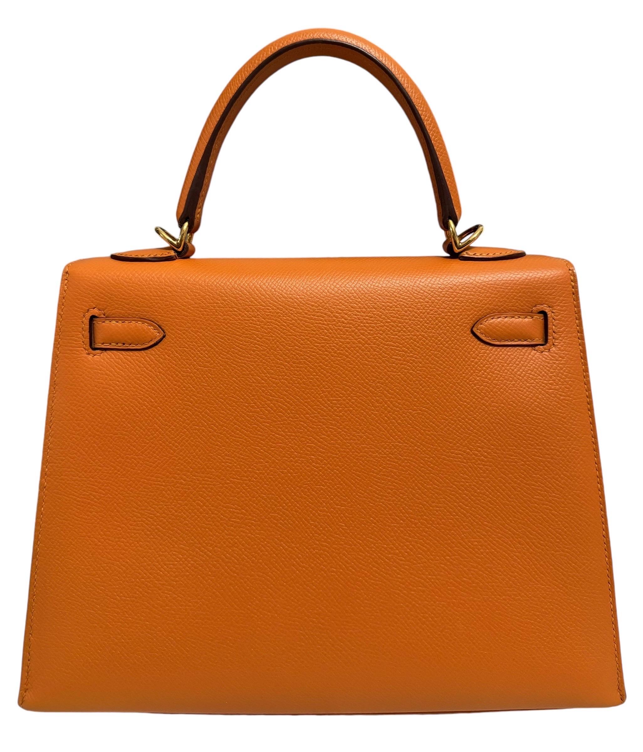 Hermes Kelly 25 Sellier Apricot  Epsom Leather gold hardware In Good Condition In Miami, FL
