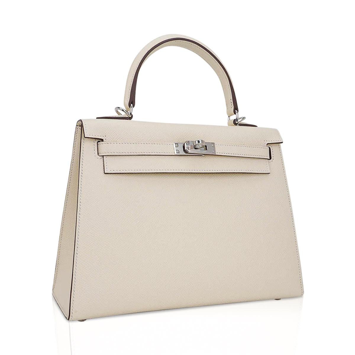 Mightychic offers an Hermes Kelly Sellier 25 bag featured in neutral Nata.
This  beautiful colour is fast becoming a unicorn and a collectors treasure.
A chic and stylish authentic Hermes Kelly bag in Epsom Hermes leather with rich gold
