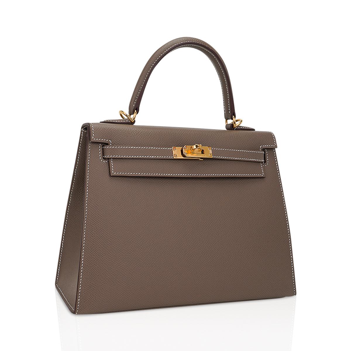 Mightychic offers an exquisite Hermes Kelly Sellier 25 bag featured in neutral perfection Etoupe.
Accentuated with bone topstitch detail.
Refined with gold hardware and Epsom leather.
Comes with signature Hermes box, raincoat, shoulder strap,