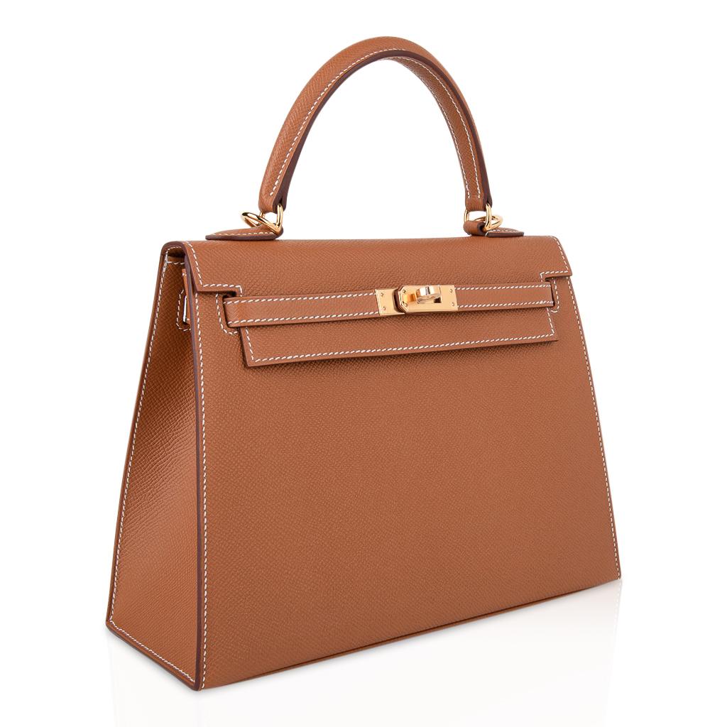 Mightychic offers a guaranteed authentic Hermes Kelly Sellier 25 bag featured in classic Gold accentuated with bone topstitch detail.
Refined with gold hardware and Epsom leather.
Comes with signature Hermes box, raincoat, shoulder strap, sleepers,