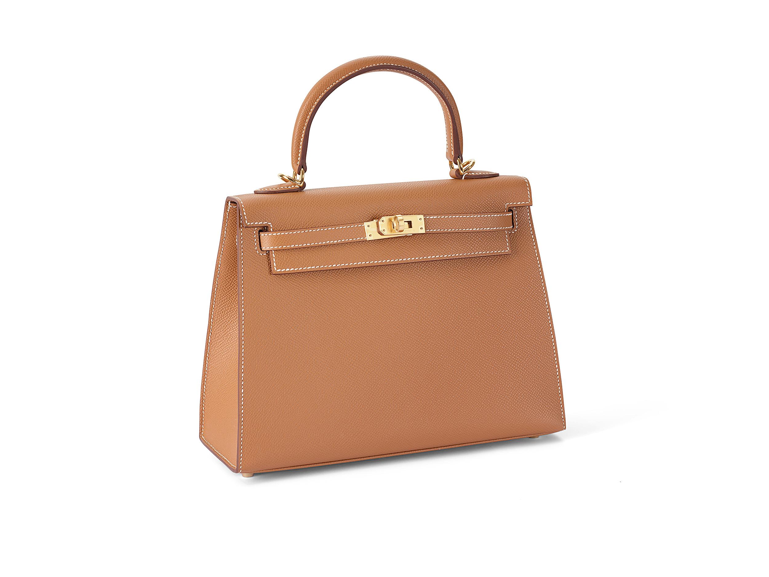 Hermès Kelly 25 sellier in gold and epsom leather with gold hardware. The bag is unworn and comes as full set including the original receipt.

Stamp B (2023) 

